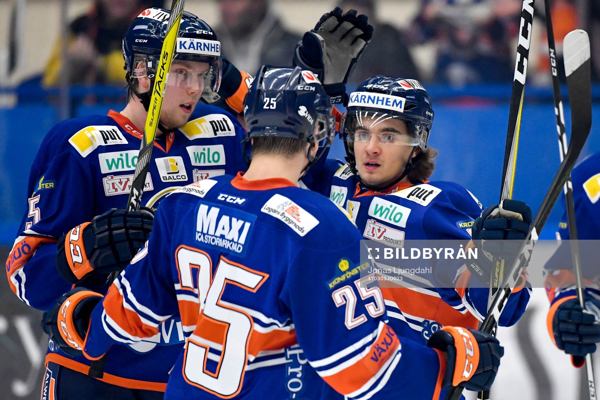 Växjös Adam Brodecki jublar emed lagkamrater