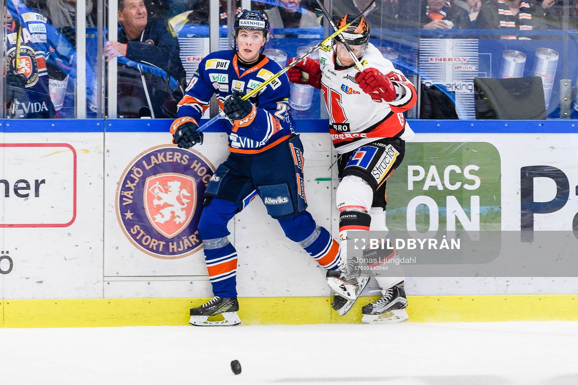 Örebros Johan Motin tacklar Växjös Nils Carnbäck