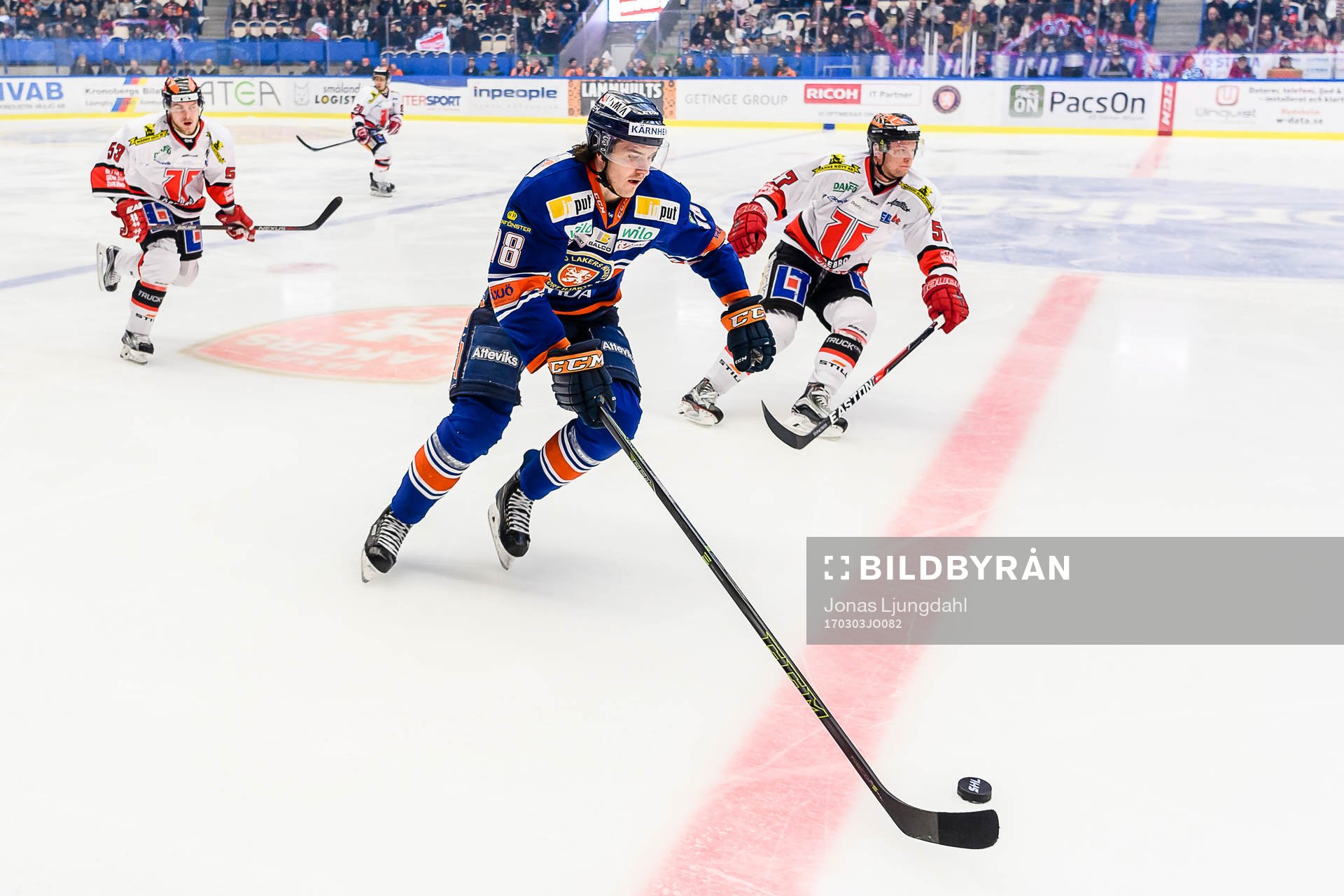 Växjös Dennis Everberg jagas av Örebros Johan Motin och