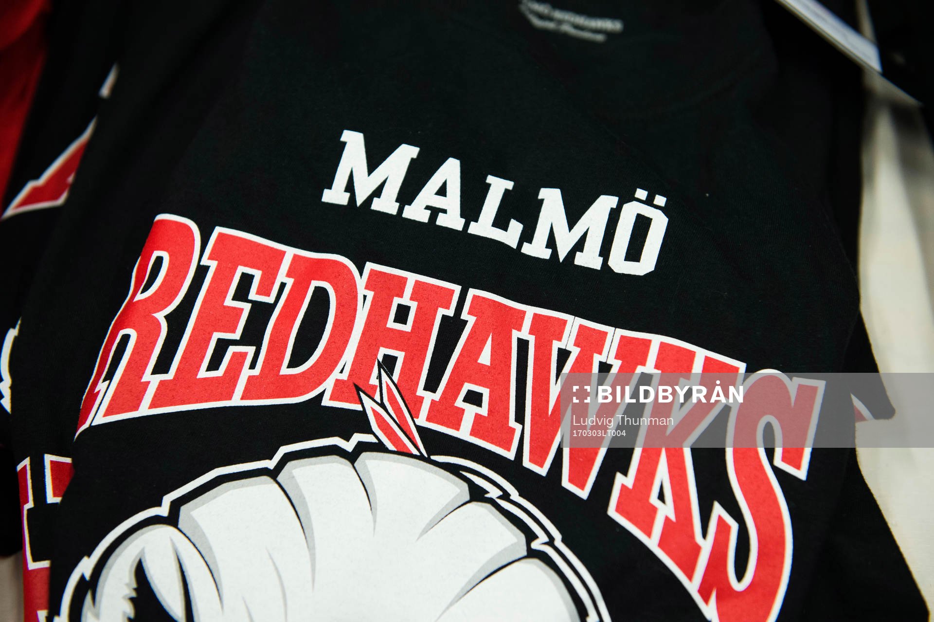 En souvenirtröja med Malmö Redhawks logga