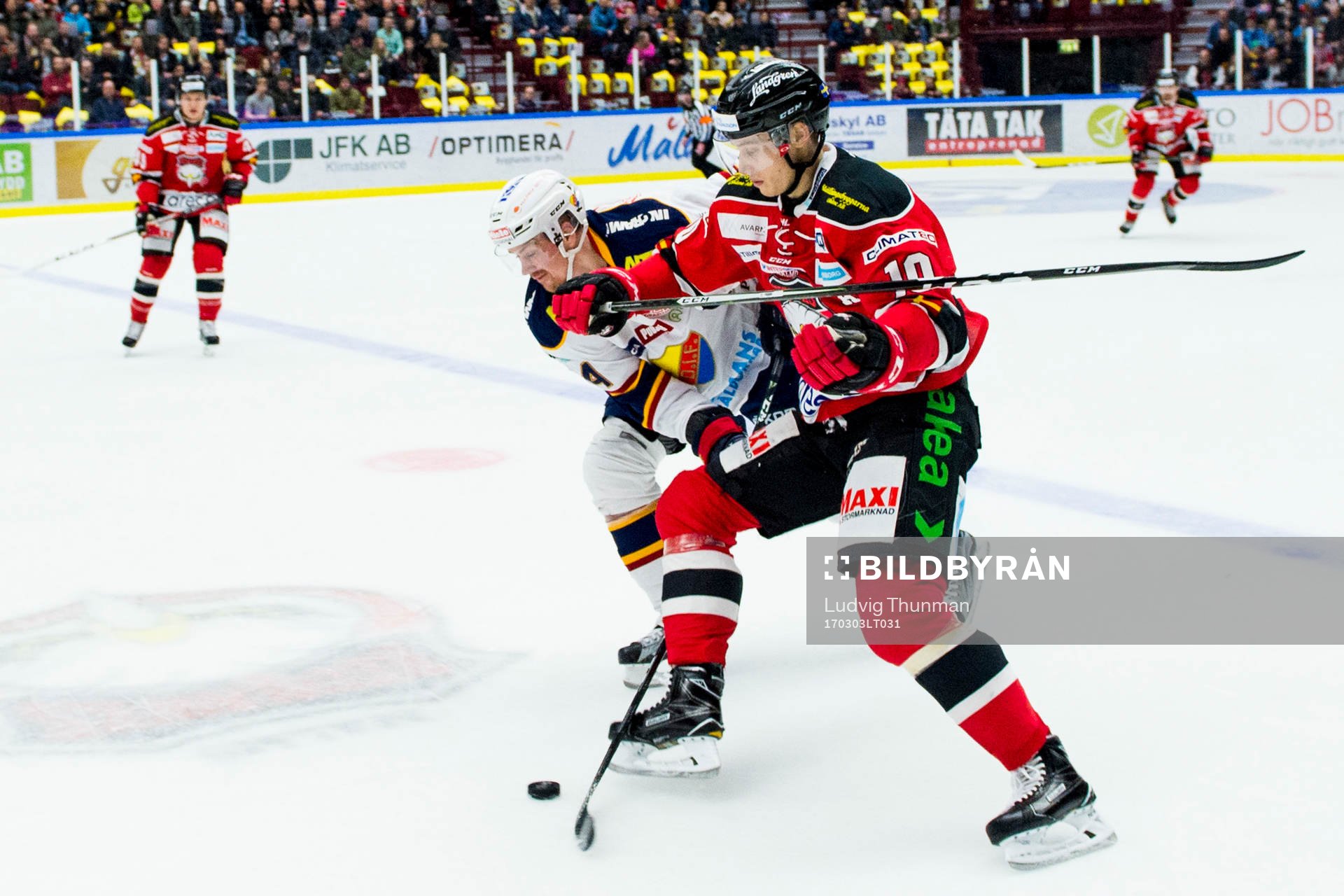 Malmö Redhawks Robin Alvarez i kamp om pucken med