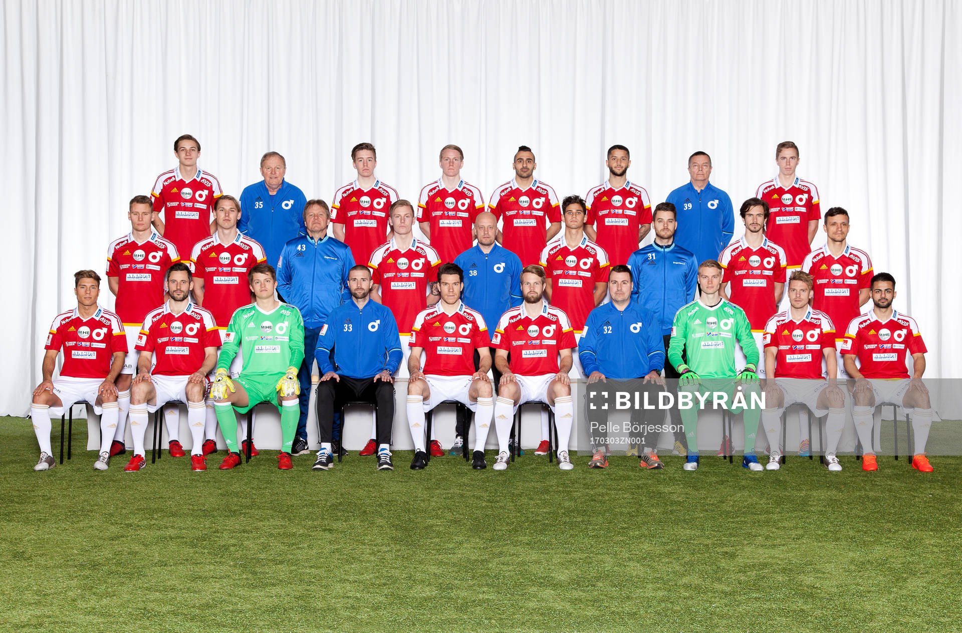 Degerfors poserar för en lagbild den 3 mars 2017 i Degerfors. Bakre ledet fr. v. Adrian Johansson, lagledare Stig Ekman, Kevin Gustavsson Stolpe, Oliver Nilsson, Sargon Abraham, Mohanad Jeahze, massör Kjell Norlin, Erik Lindell. Mittenledet fr. v. Jonas Olsson, Hampus Zackrisson, läkare Juha Huhtakangas, Erik Sachs, målvaktstränare Jonas De Abreu Skyllkvist, Filip Stankovic, assisterande tränare Andreas Holmberg, Sebastian Ohlsson, Shpetim Hasani. Sittande fr. v. Nikola Ladan, Marcus De Bruin, Oskar Klasson, assisterande tränare Tobias Solberg, Alexander Andersson, Christoffer Wiktorsson, tränare Stefan Jakobsson, Jesse Öst, Emil Johansson, Govend Haidar.