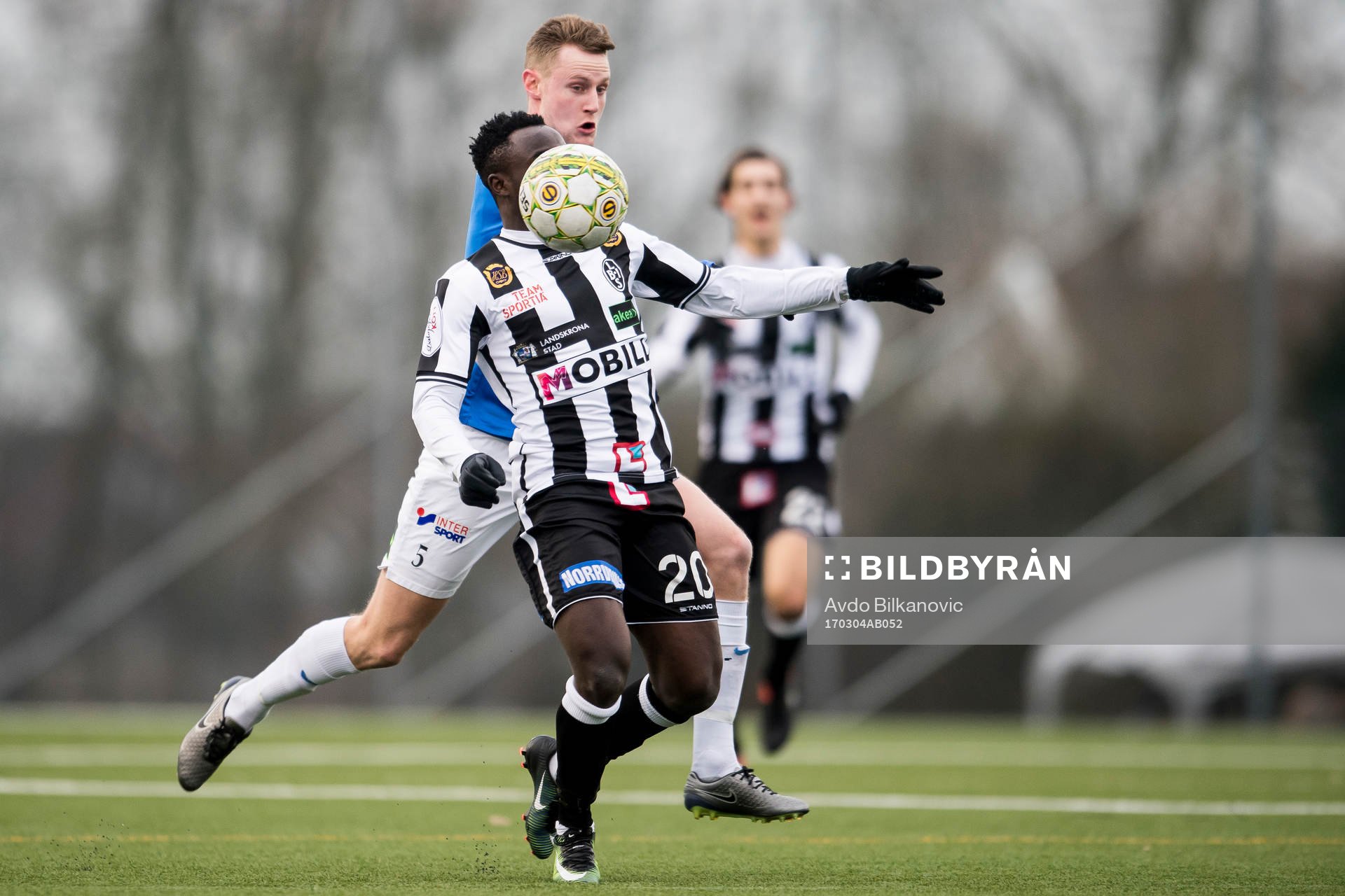 Landskronas +ka20+ tar bollen på bröstet