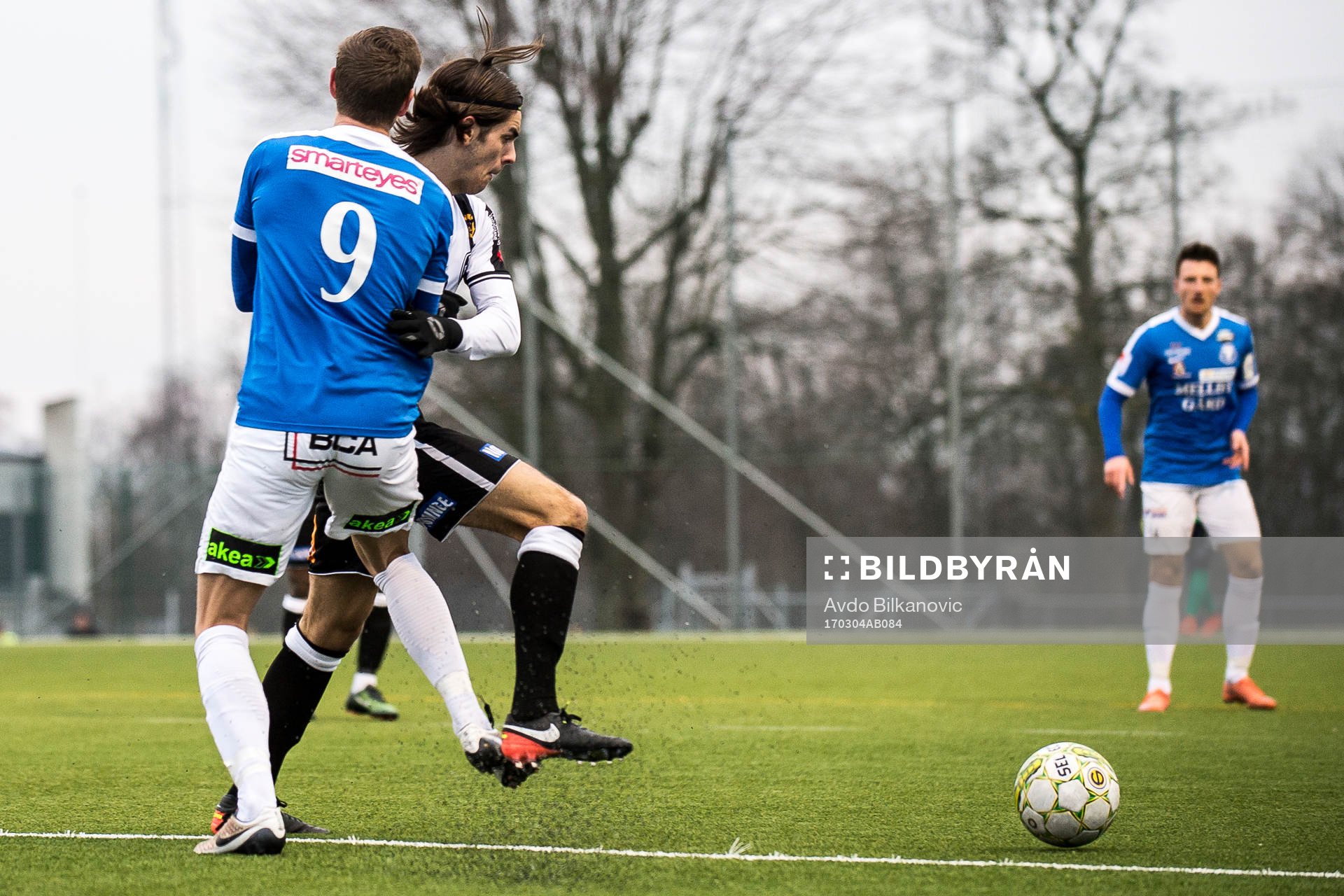 Trelleborgs Marcus Pode håller fast Landskronas Adi Nalic