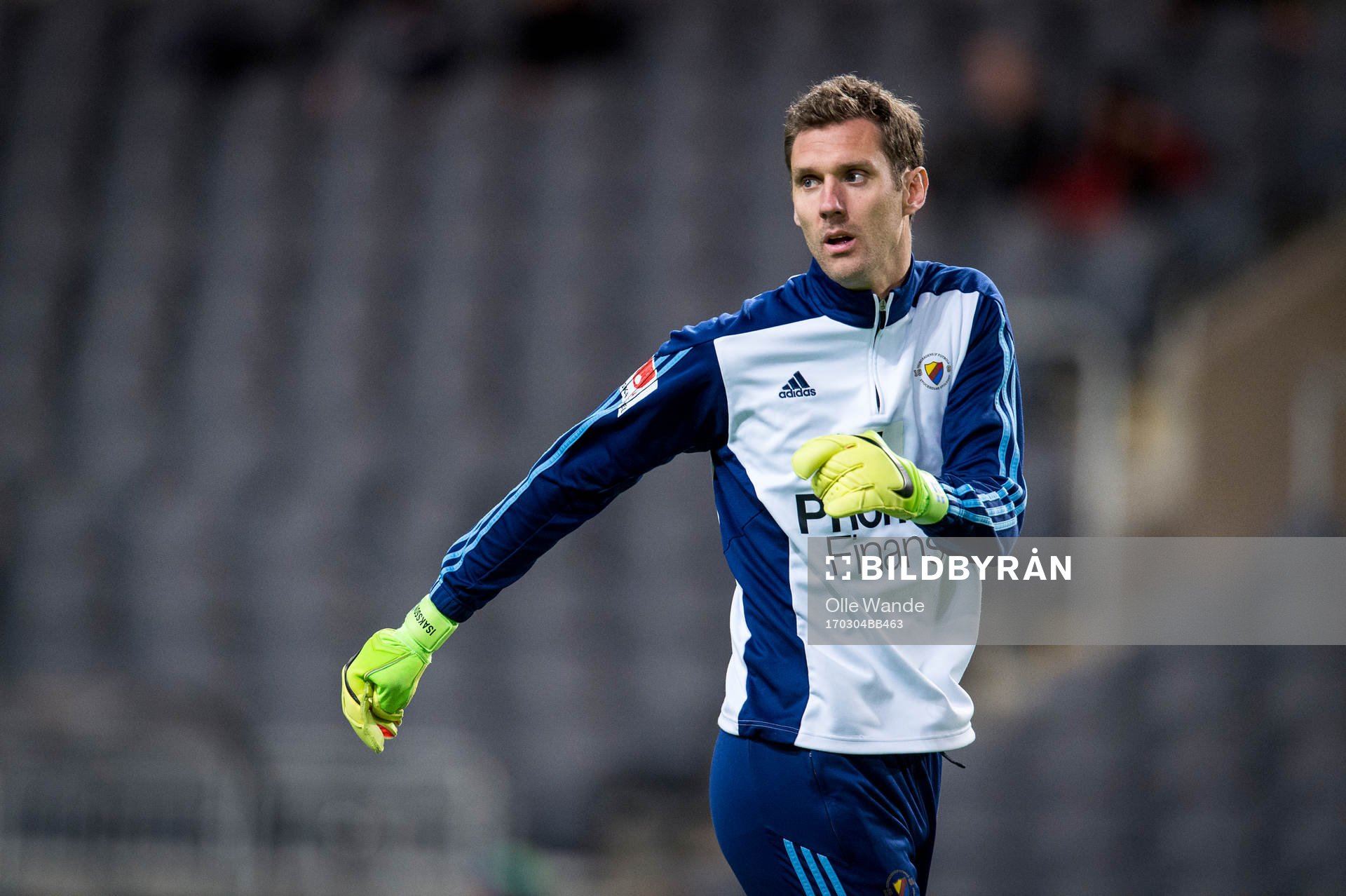 Djurgårdens målvakt Andreas Isaksson värmer upp