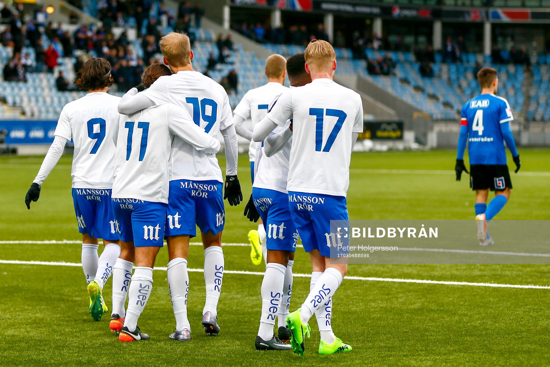 Norrköpings Sebastian Andersson jublar med lagkamrater