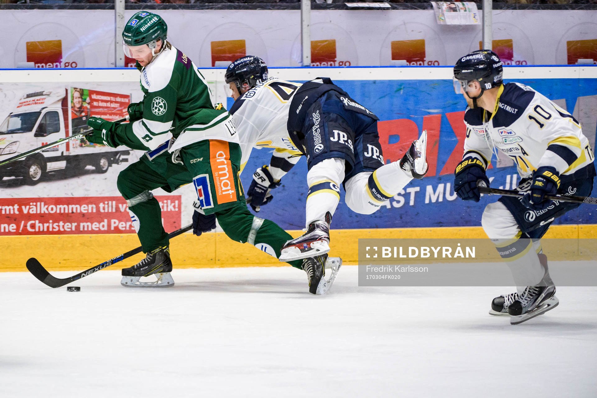 Färjestads Alexander Leandersson i en närkamp med HV71