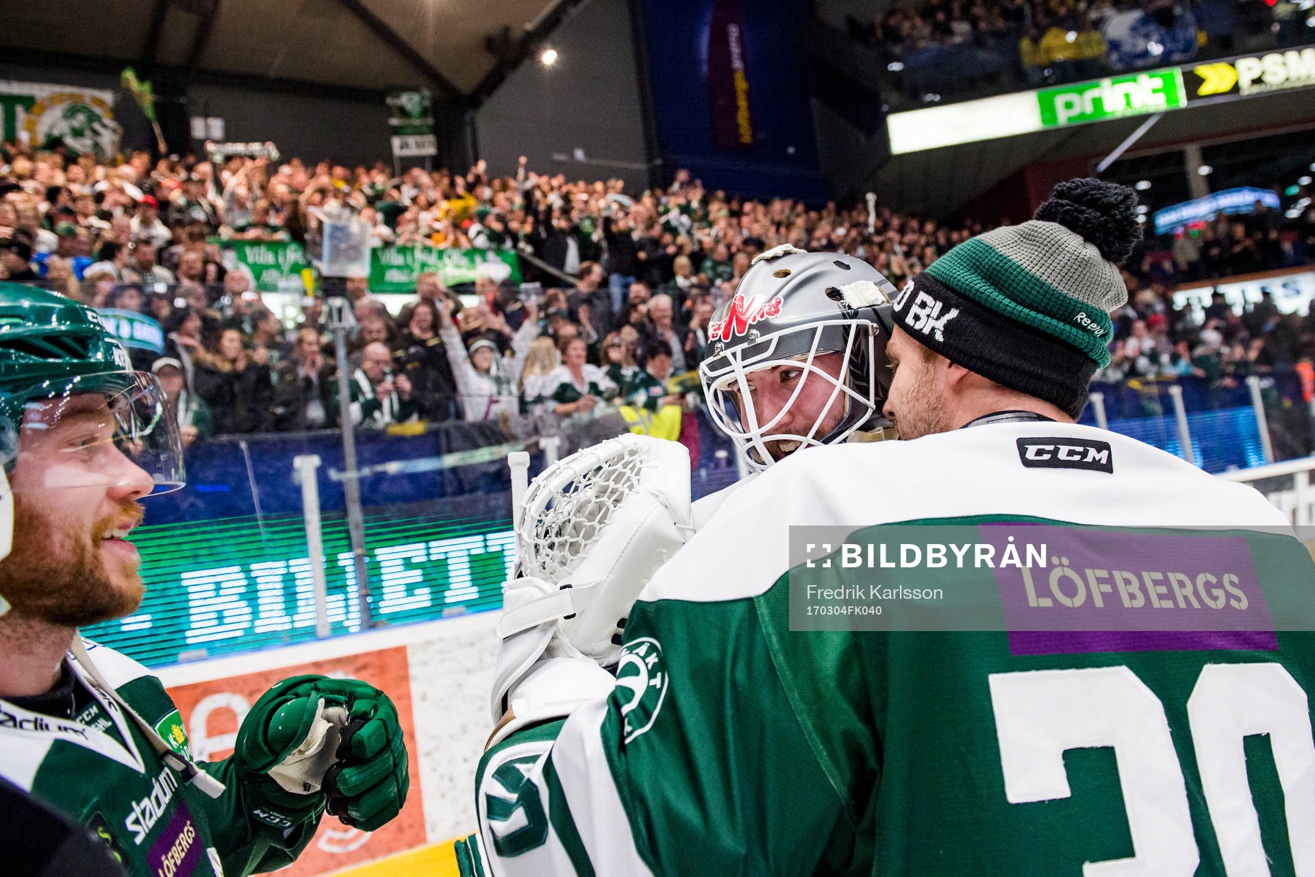 Färjestads Linus Persson och målvakt Lars Haugen jublar