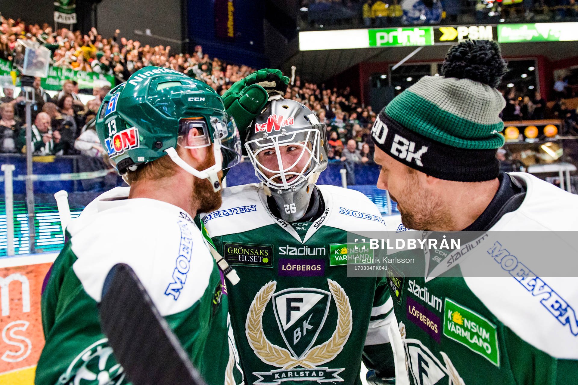Färjestads Linus Persson och målvakt Lars Haugen jublar