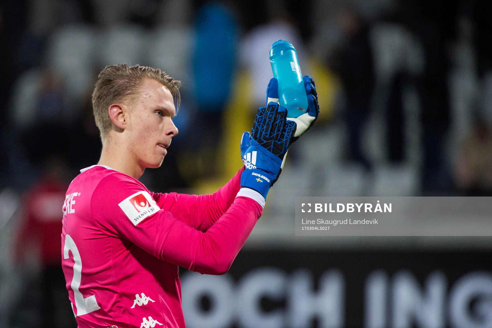 IFK Göteborgs målvakt Pontus Dahlberg tackar publiken