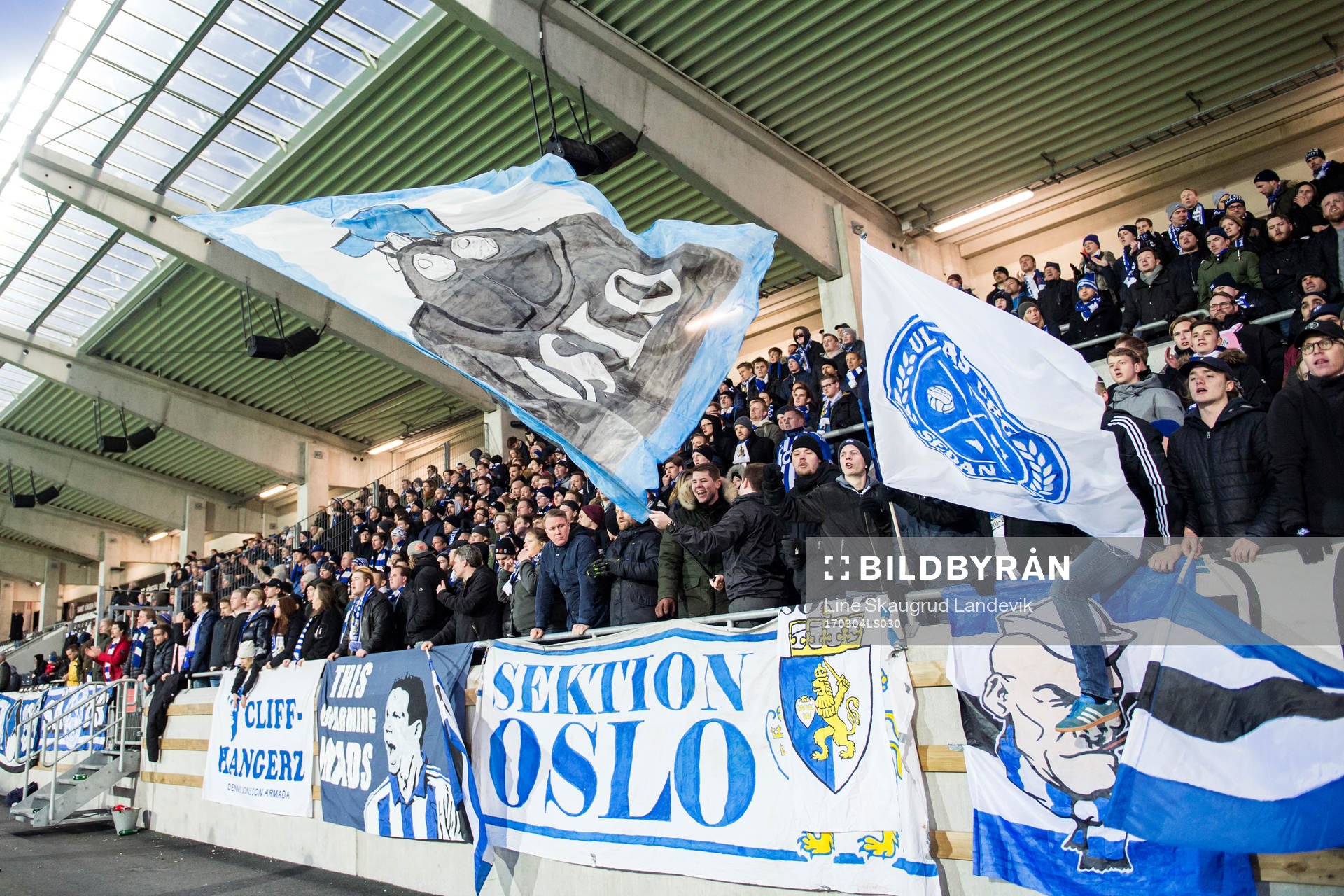 Supportrar tackar laget