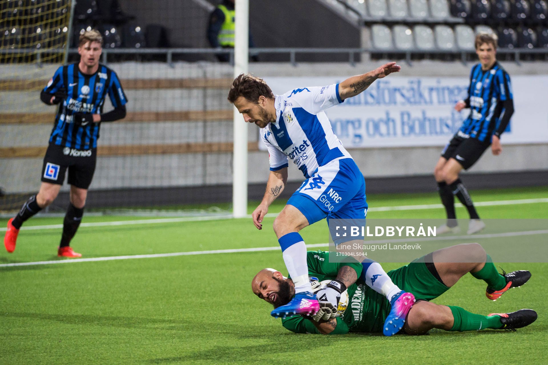 IFK Göteborgs Tobias Hysen och Sirius målvakt Joshua Wicks