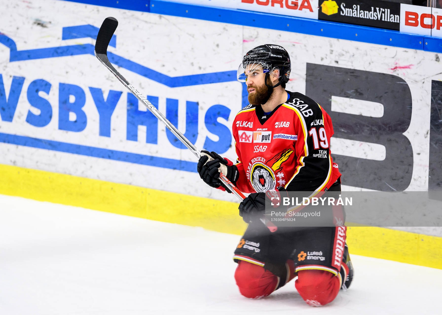 Luleås Jacob Lagacé knäståendes på isen
