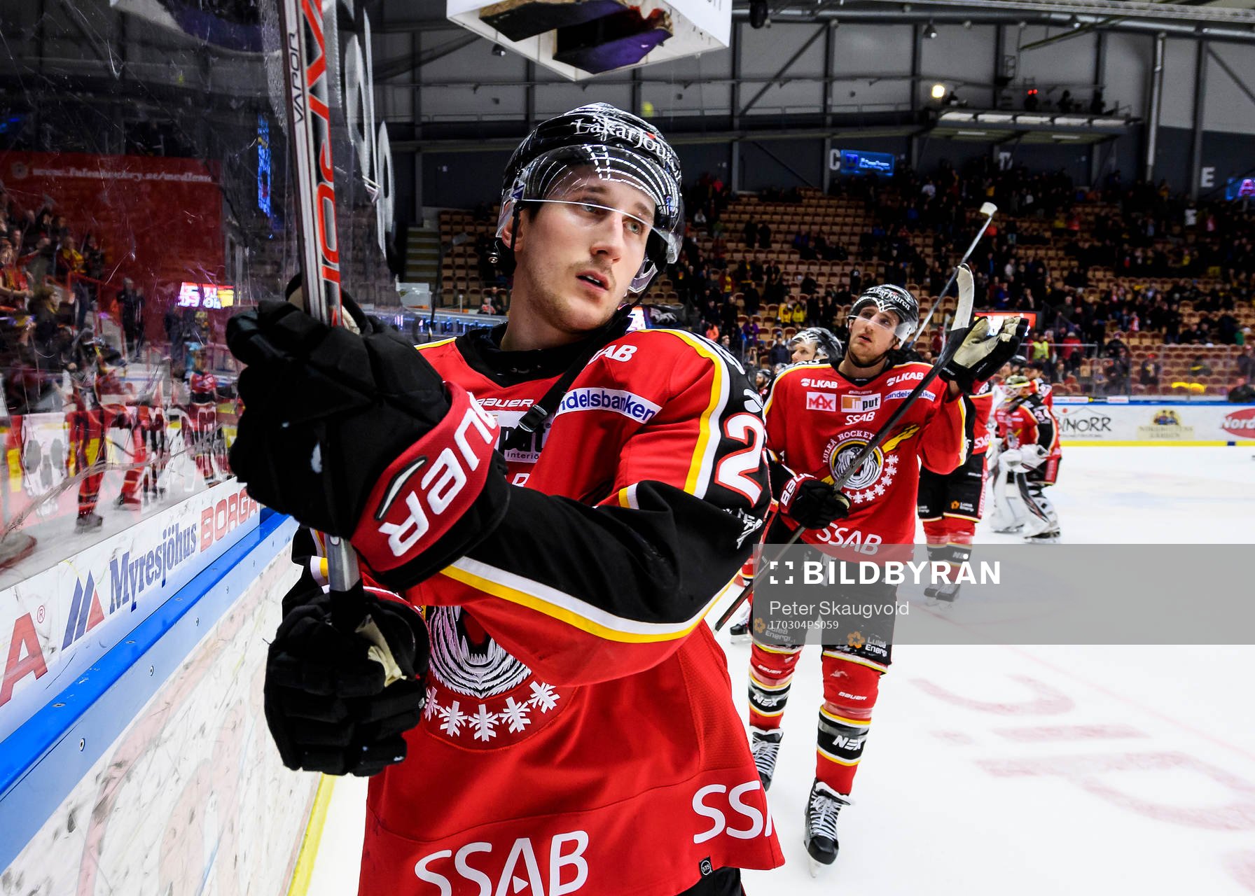 Luleås Bill Sweatt tacklar publiken