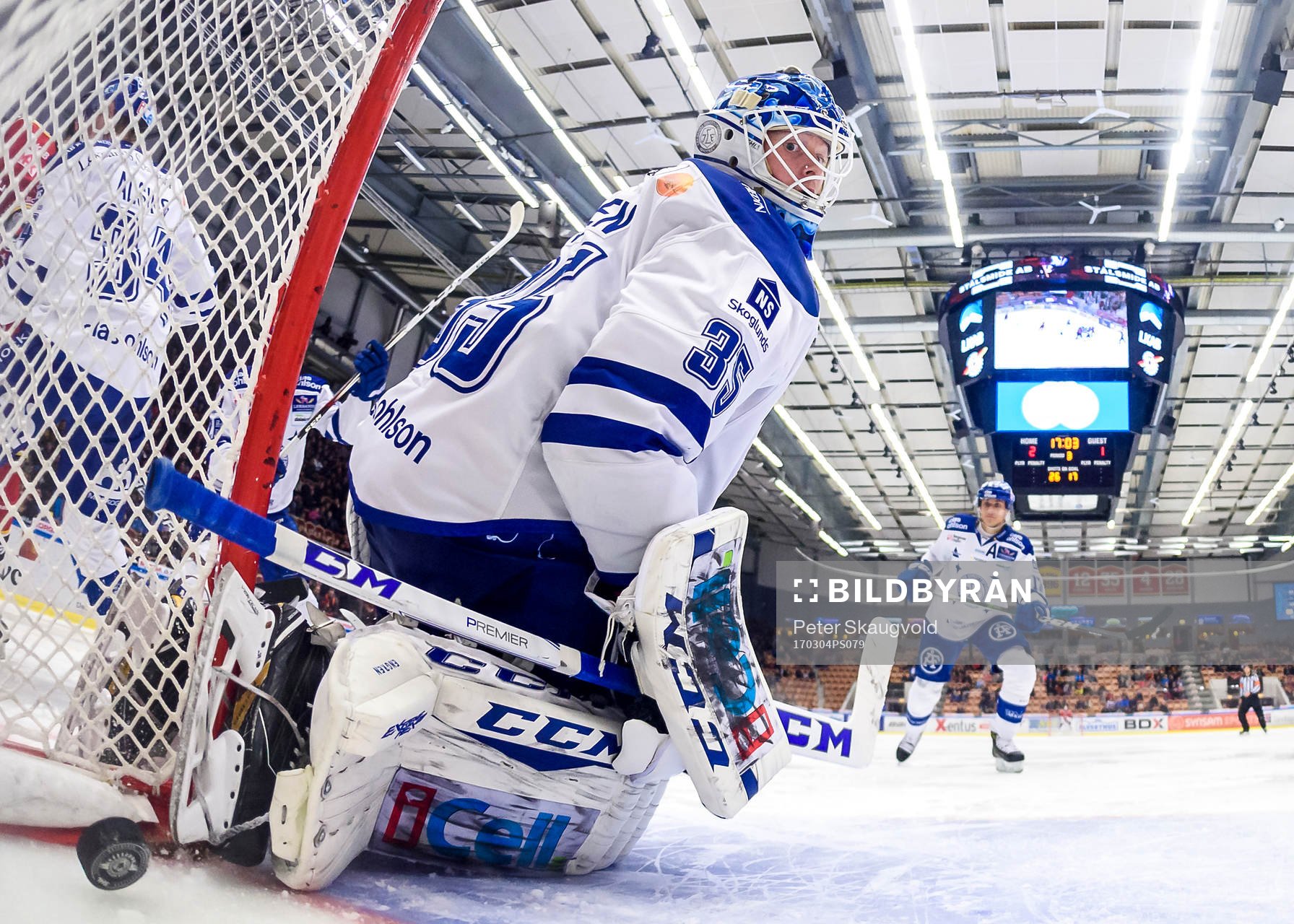 Leksands målvakt Atte Engren tappar in Luleås Craig