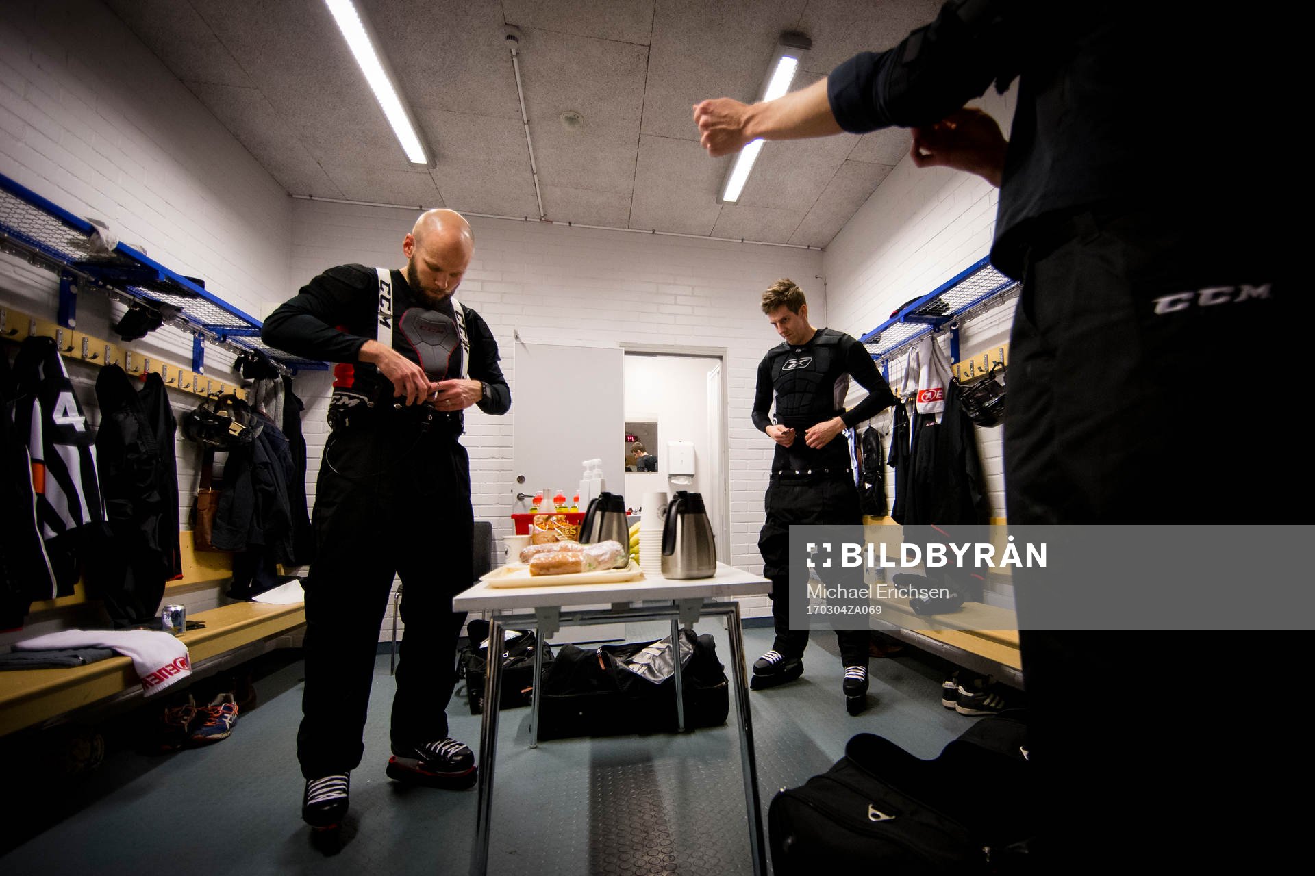 Domare Marcus Linde och linjeman Andreas Malmqvist byter om