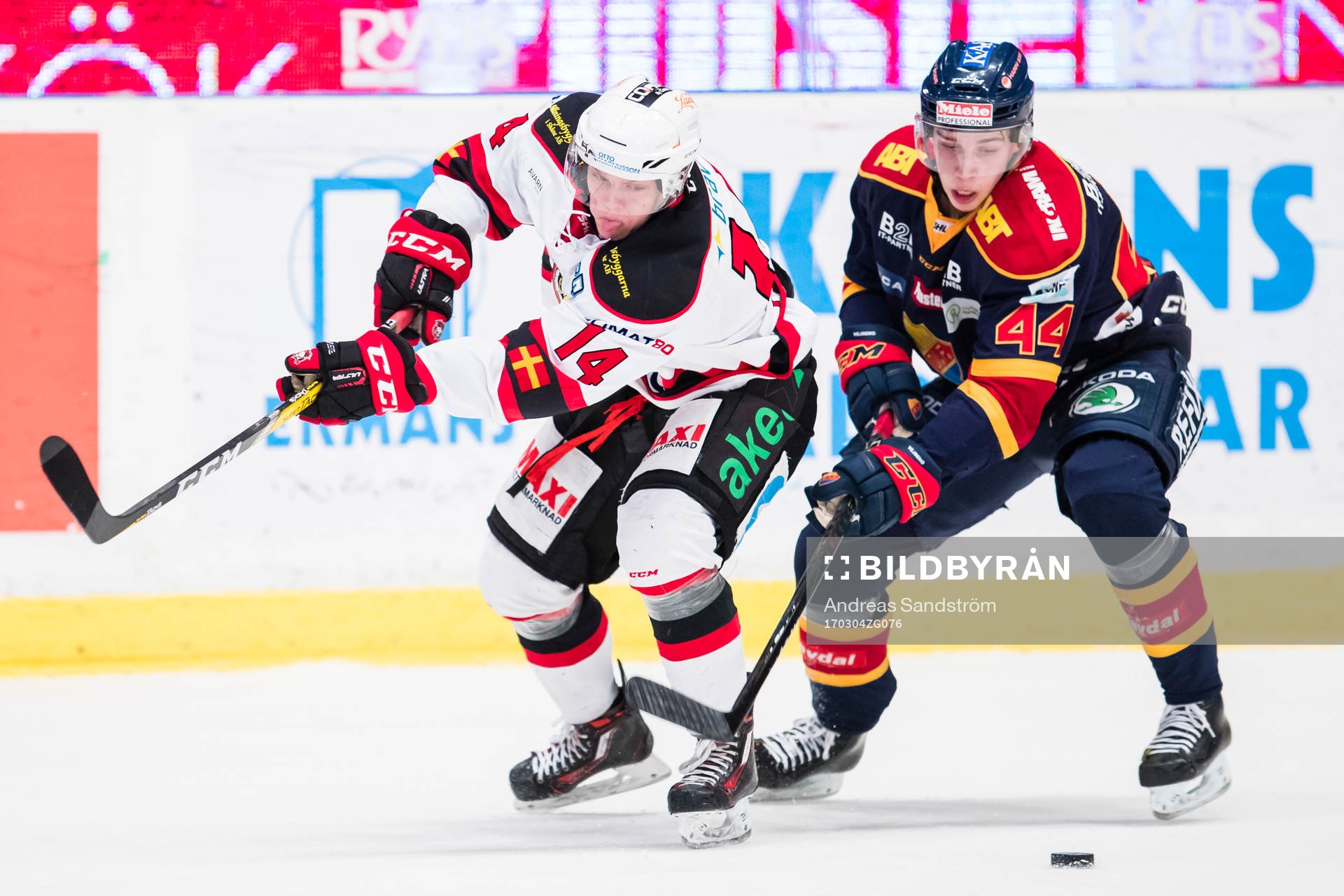 Malmö Redhawks Carl-Johan Lerby i kamp om pucken med