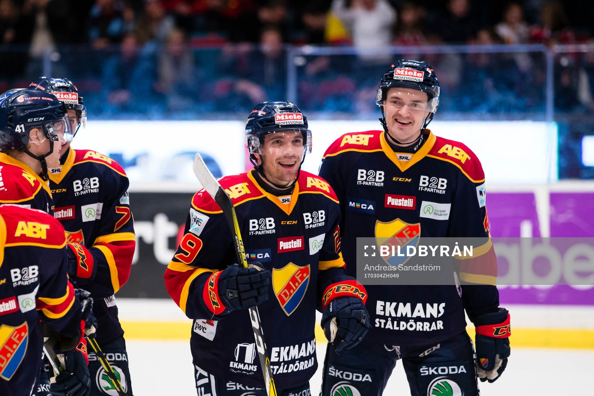 a höger) gör 1-0 och firar med lagkamrater