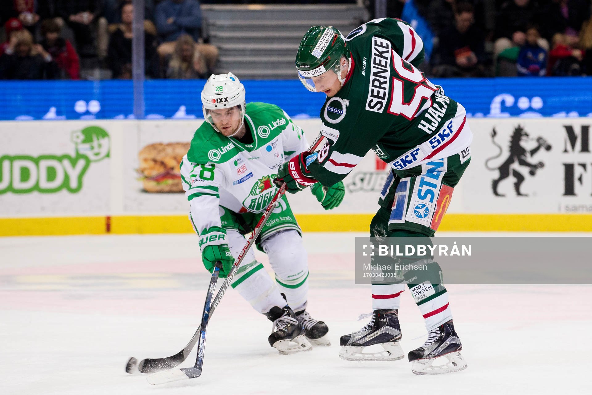 Frölundas Simon Hjalmarsson skjuter ett skott mot Rögles