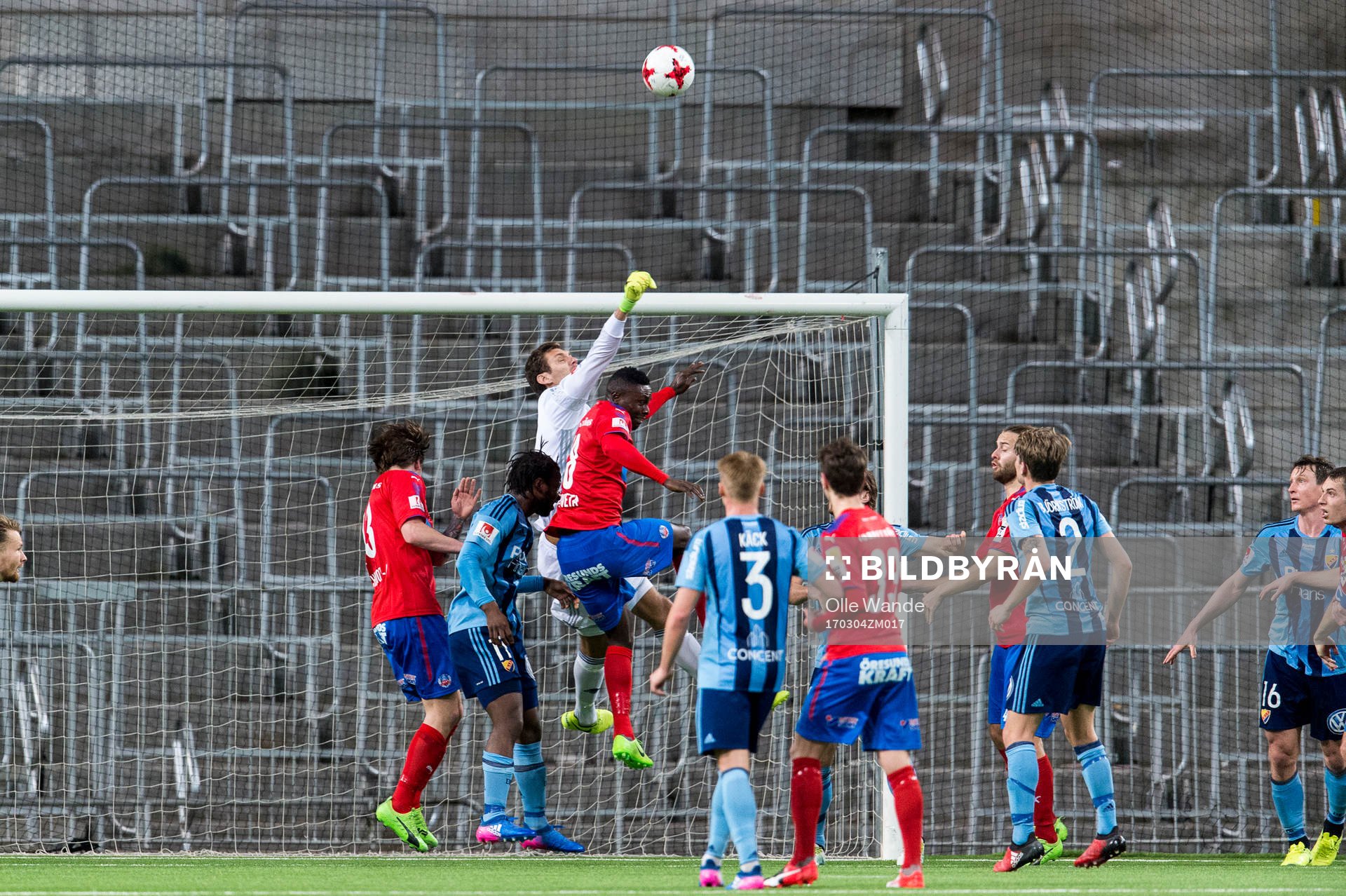 Djurgårdens målvakt Andreas Isaksson boxar undan bollen