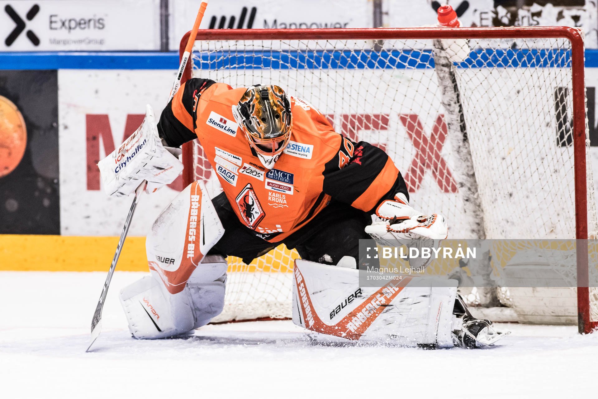 Karlskronas målvakt Johan Holmqvist räddar