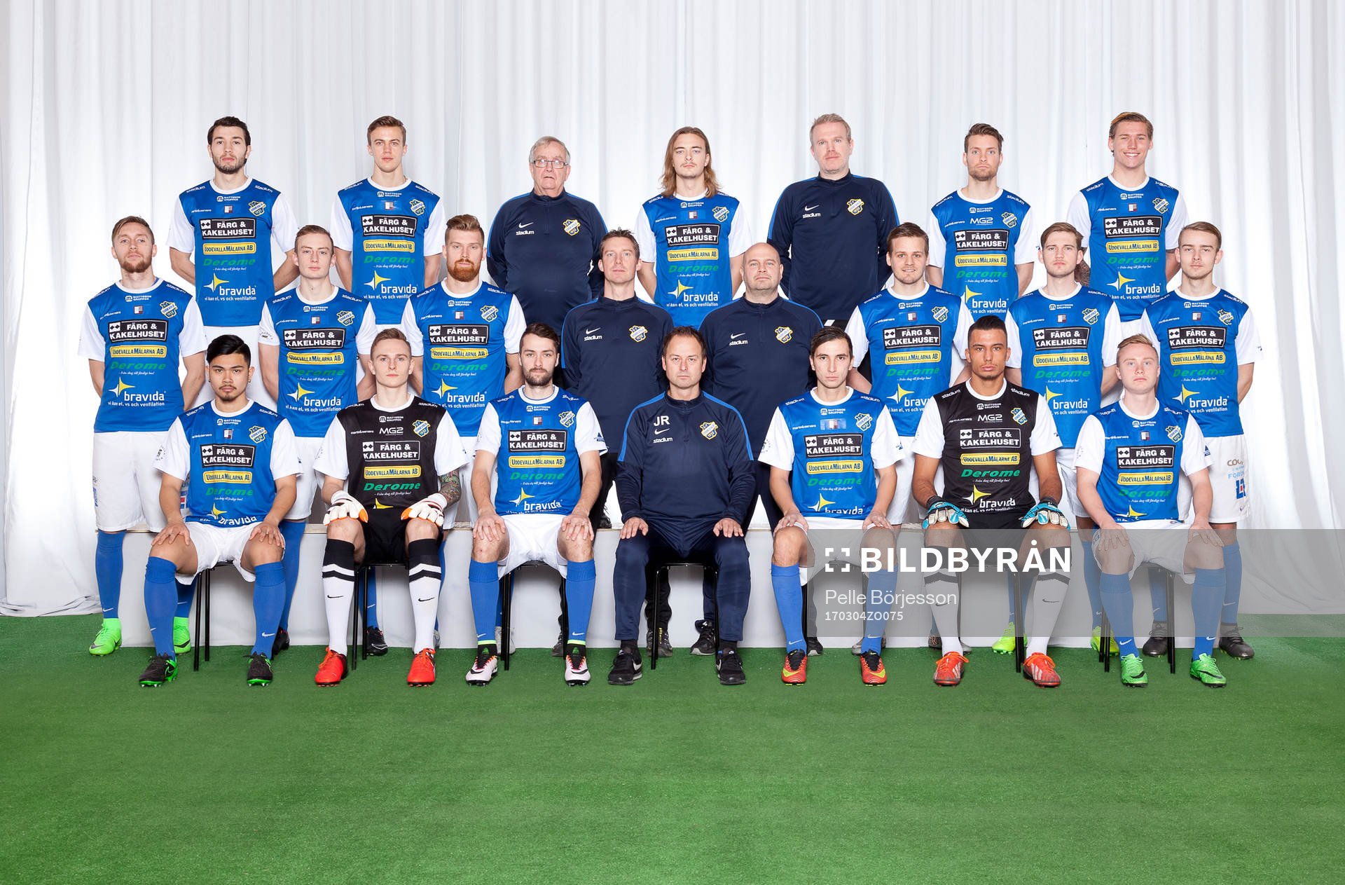 Oddevold poserar för en lagbild den 4 mars 2017 i Uddevalla. Bakre ledet fr. v. Imer Beqiri, Emil Niklasson, lagledare Ronny Albinsson, Hampus Furublad, massör Linus Östling, Rickard Johansson, Victor Edwardssen. Mittenledet fr. v. Daniel Ahonen, Eric Kallberg, Robert Kjellman, målvaktstränare Mikael Frick, assisterande tränare Jimmy Karlsson, Felix Pettersson, Bragi Bergsson, Andreas Bergman.