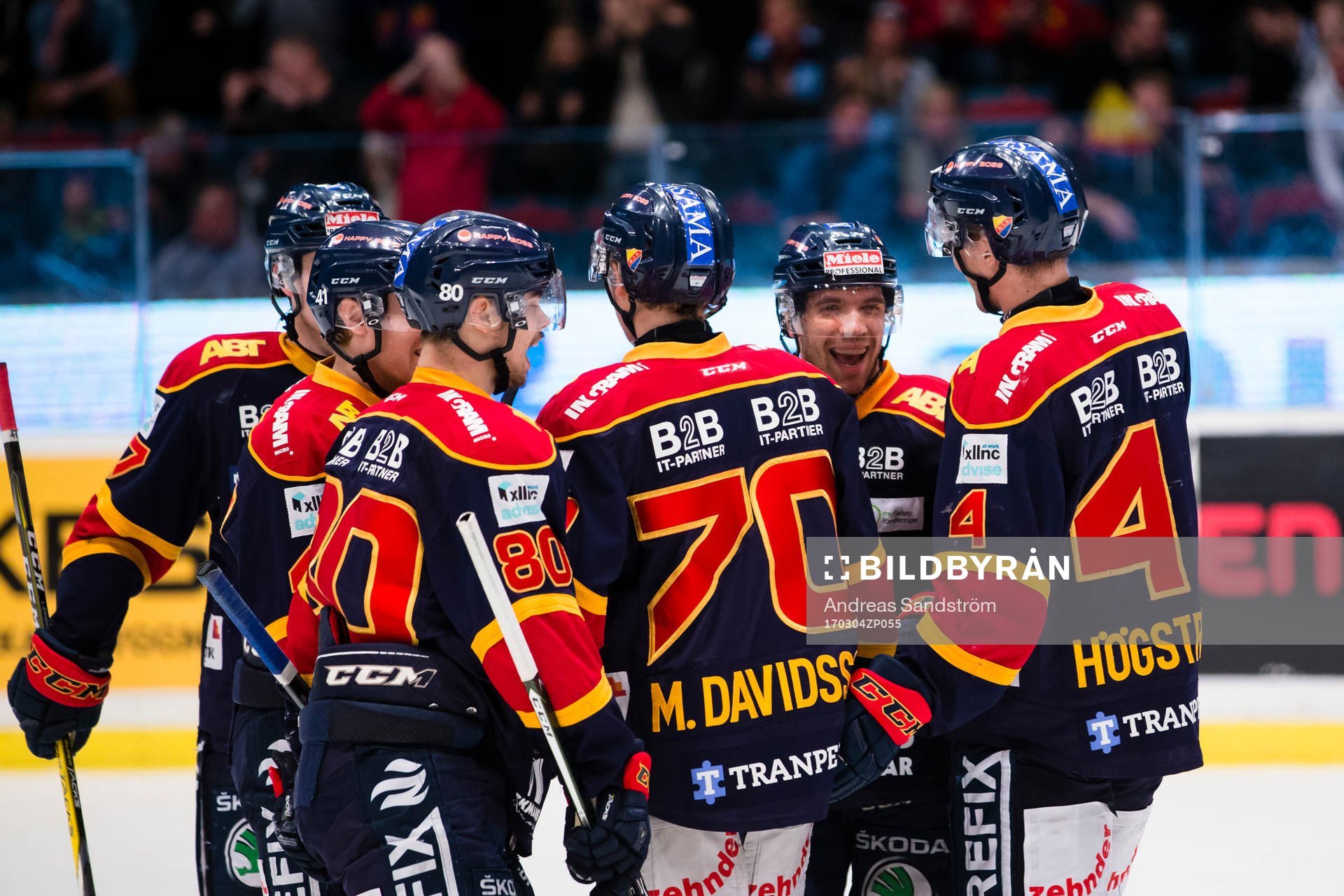 a höger) gör 1-0 och firar med lagkamrater