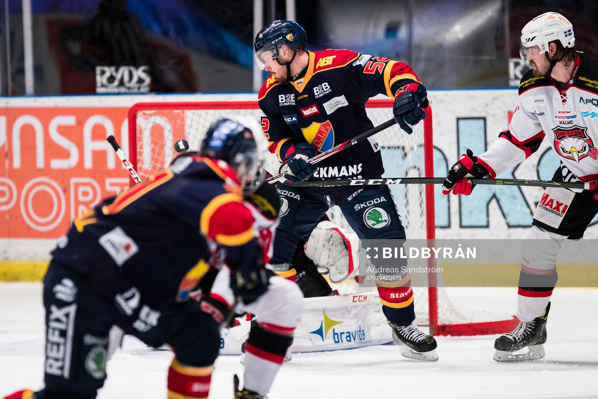 Djurgårdens Mikael Ahlén ser pucken gå i mål för 2-0