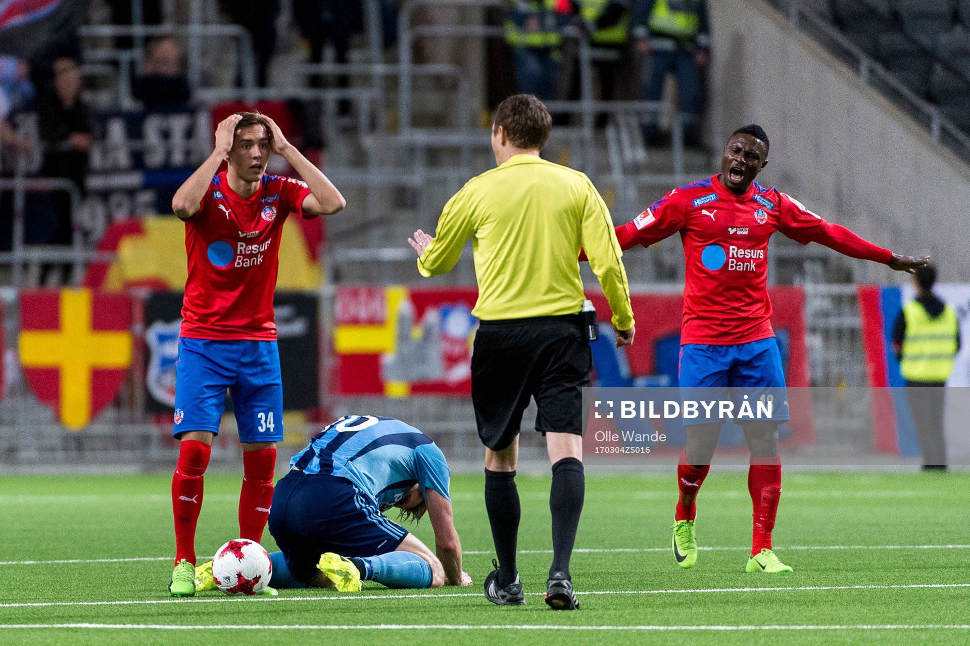 Helsingborgs Casper Seger och Oke Akpoveta reagerar mot