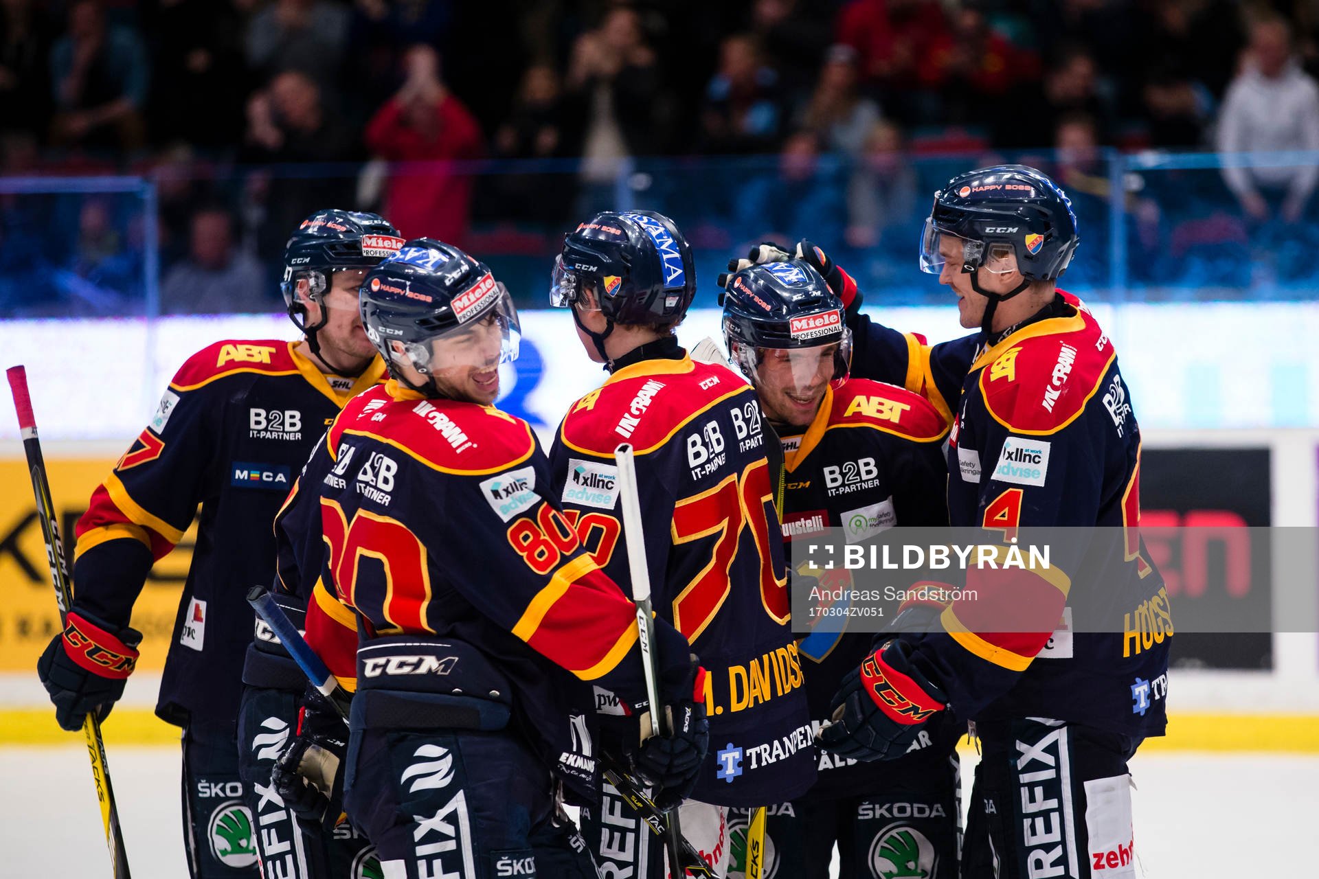 a höger) gör 1-0 och firar med lagkamrater