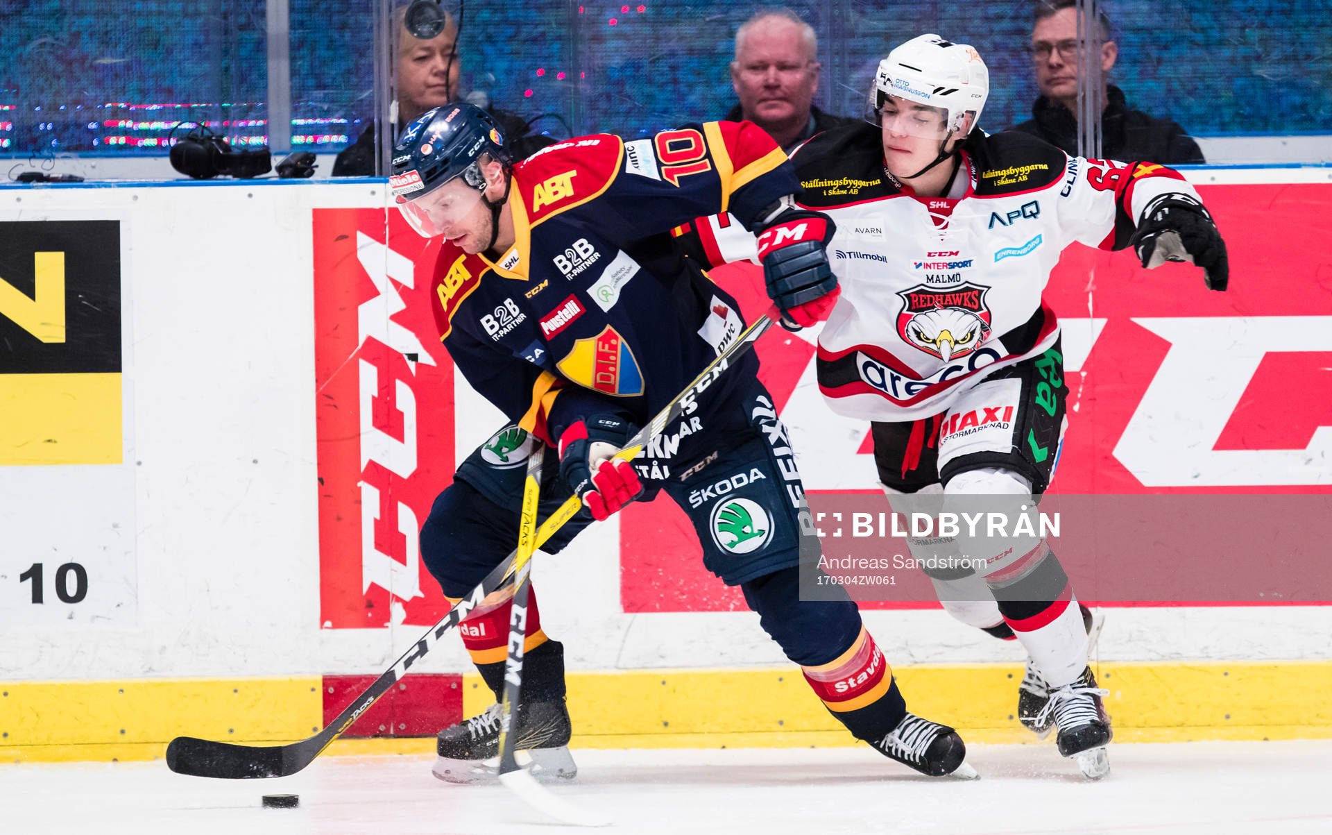 Djurgårdens Niclas Bergfors i kamp om pucken med Malmö