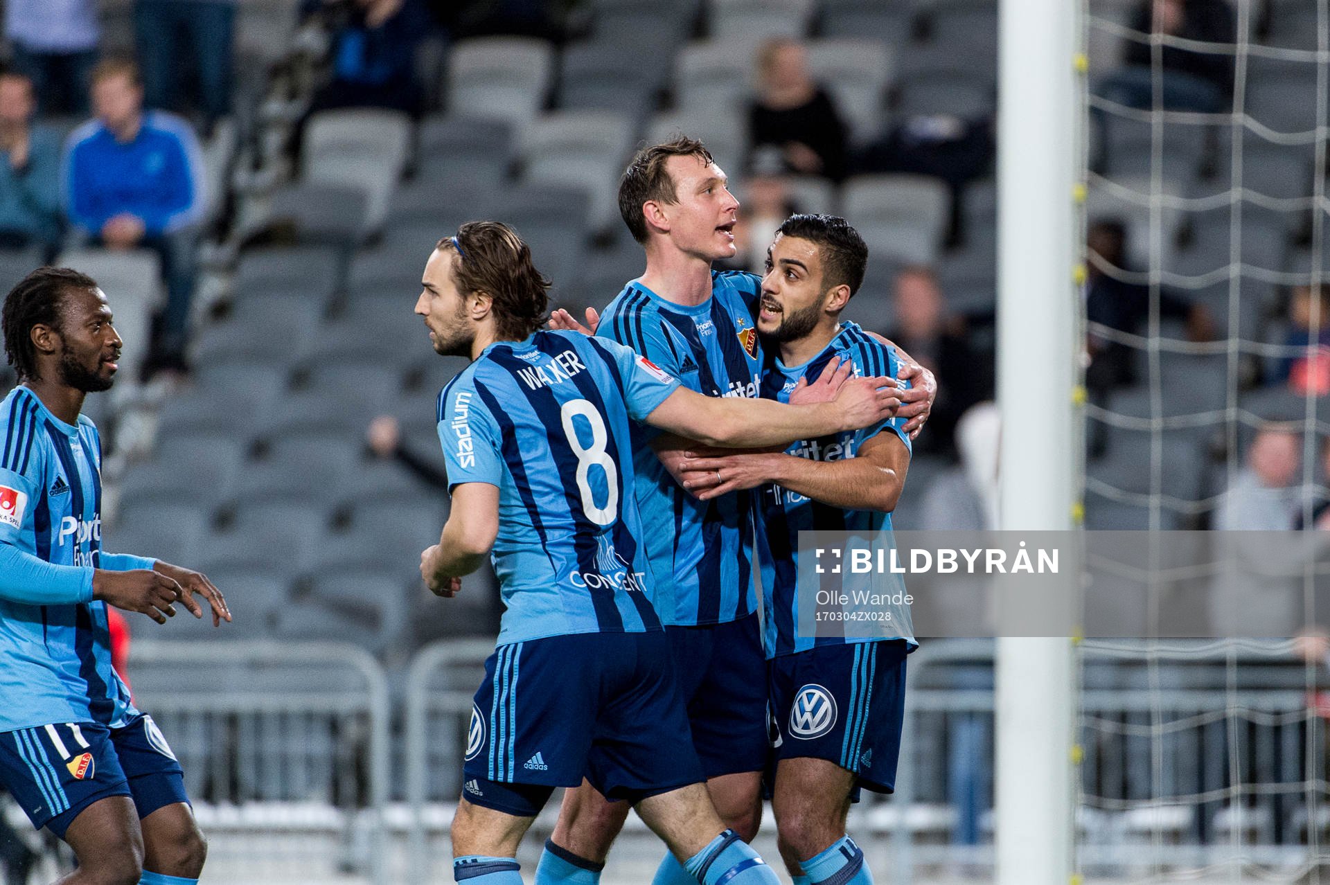 Djurgårdens Kevin Walker och Kim Källström jublar med Othman El Kabir efter att han skjutit 1-0 på straff funder fotbollsmatchen i Svenska Cupen mellan Djurgården och Helsingborg den 4 mars 2017 i Stockholm.