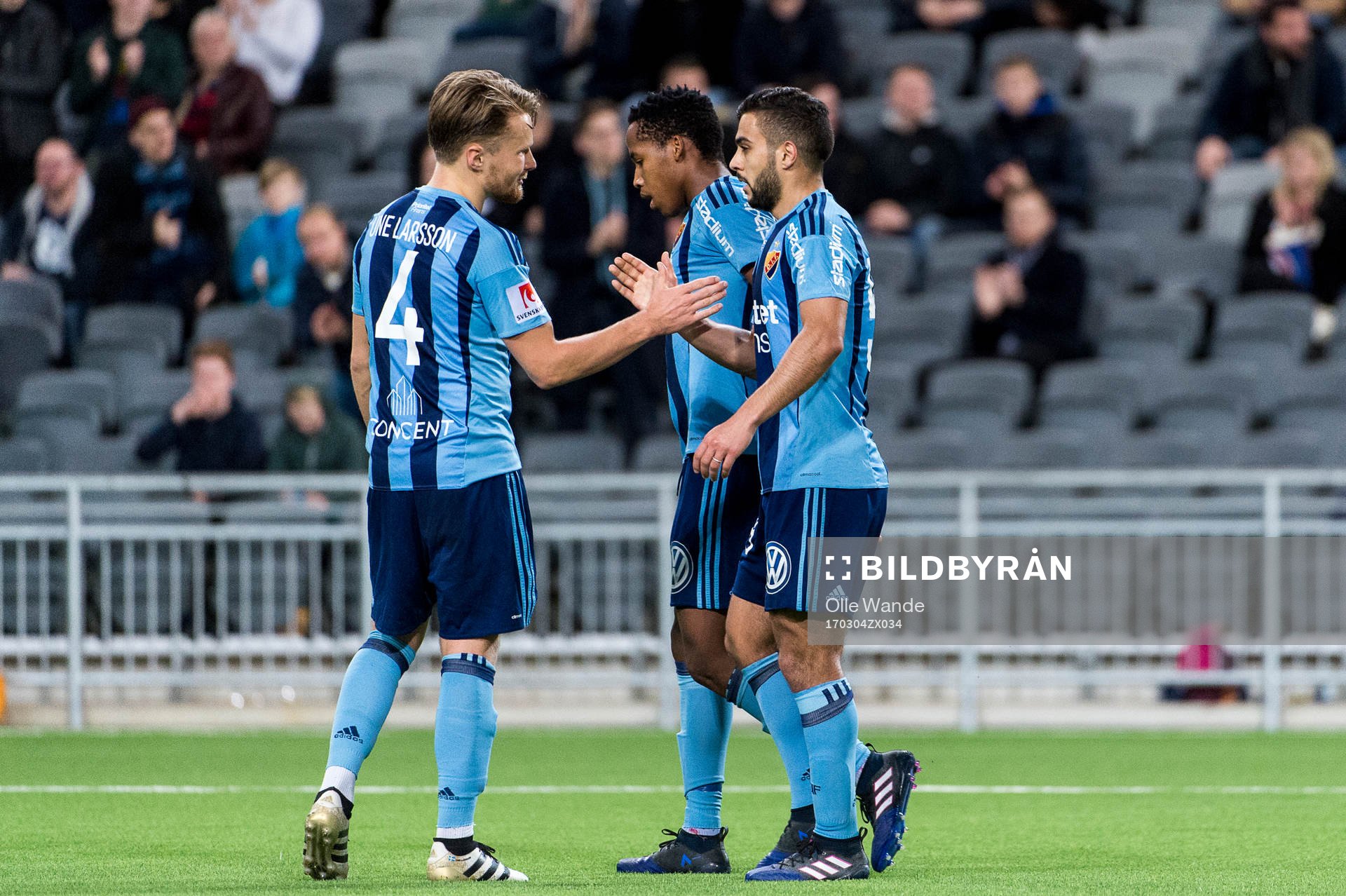 Djurgårdens Othman El Kabir kramas om av Jacob Une Larsson efter att ha skjutit 1-0 på straff under fotbollsmatchen i Svenska Cupen mellan Djurgården och Helsingborg den 4 mars 2017 i Stockholm.