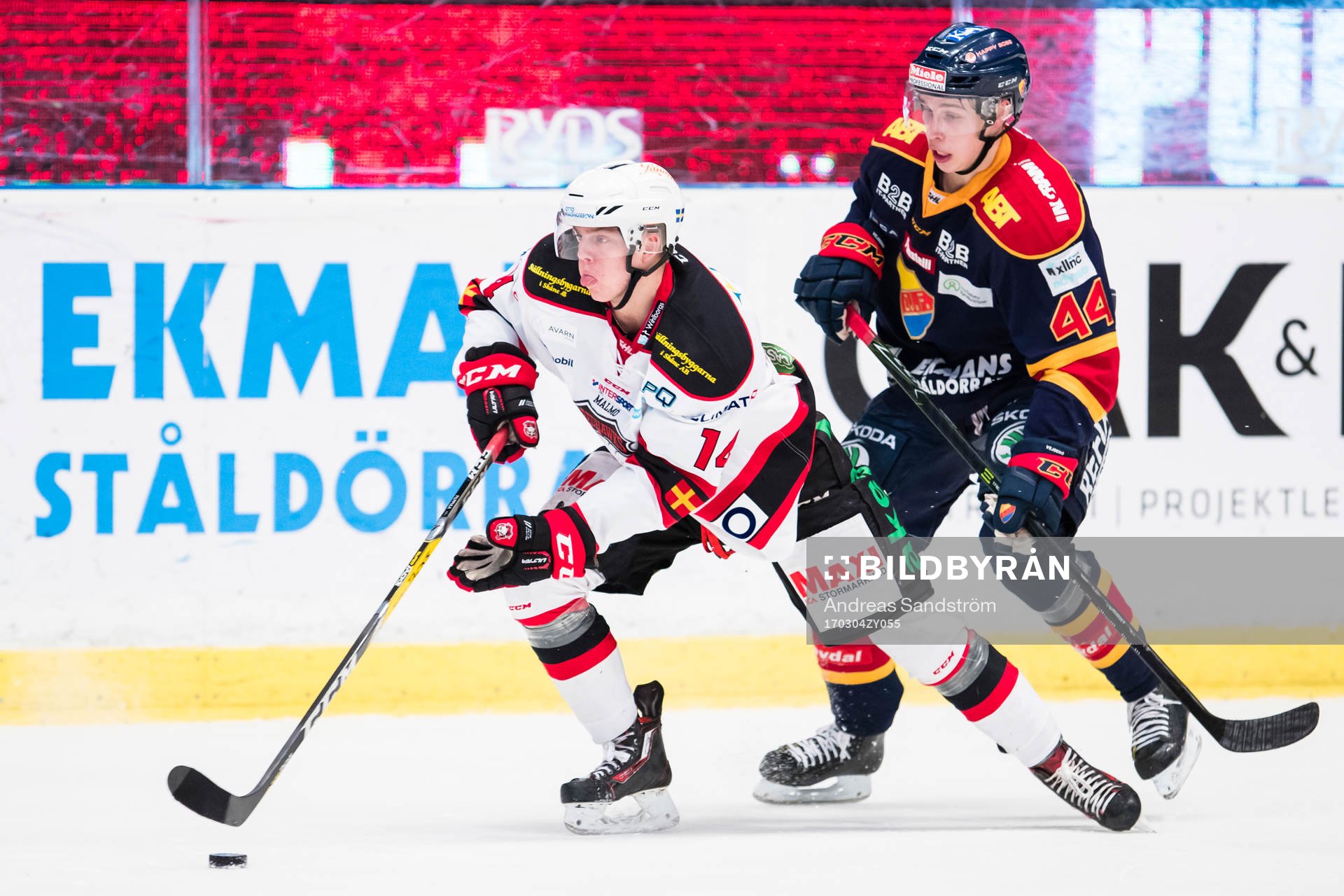 Malmö Redhawks Carl-Johan Lerby i kamp om pucken med