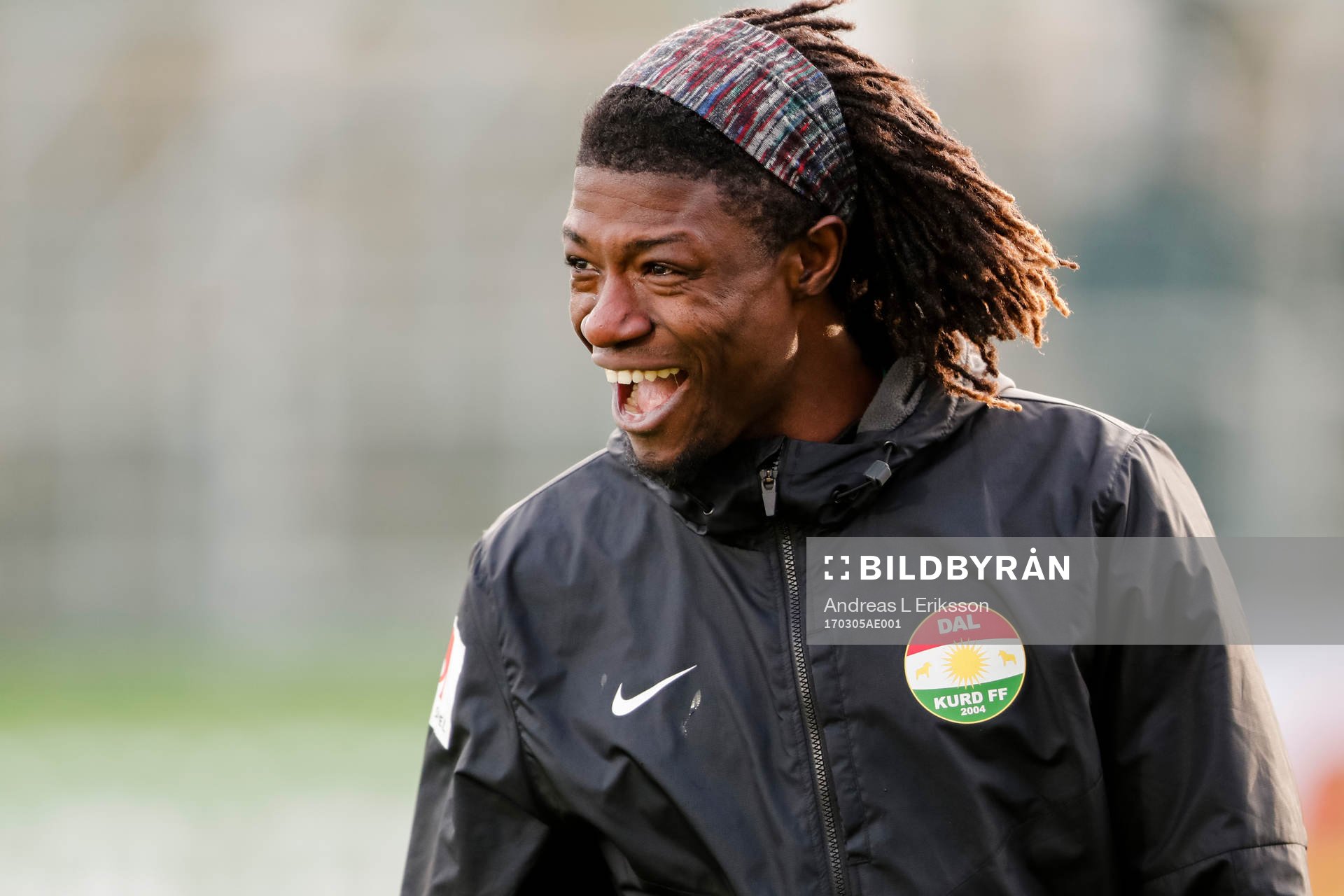 Dalkurds Mohamed Bangura värmer upp före fotbollsmatchen