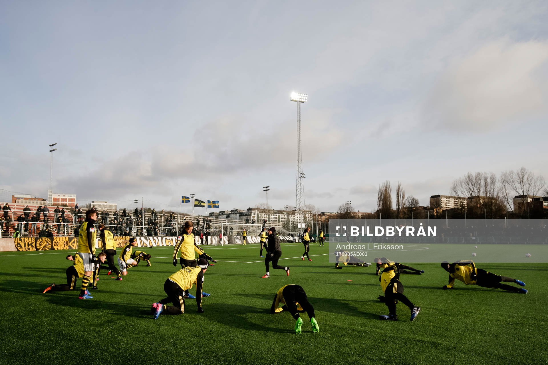 s spelare värmer upp före fotbollsmatchen i Svenska Cupen