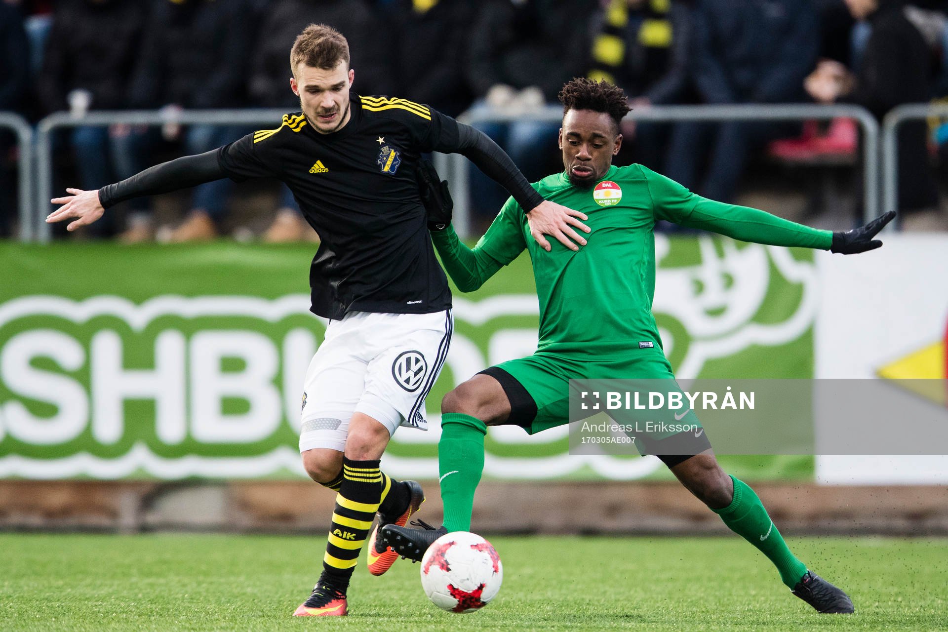 AIK:s Stipe Vrdoljak i kamp om bollen med Dalkurds Heradi Rashidi under fotbollsmatchen i Svenska Cupen mellan AIK och Dalkurd den 5 mars 2017 i Stockholm.