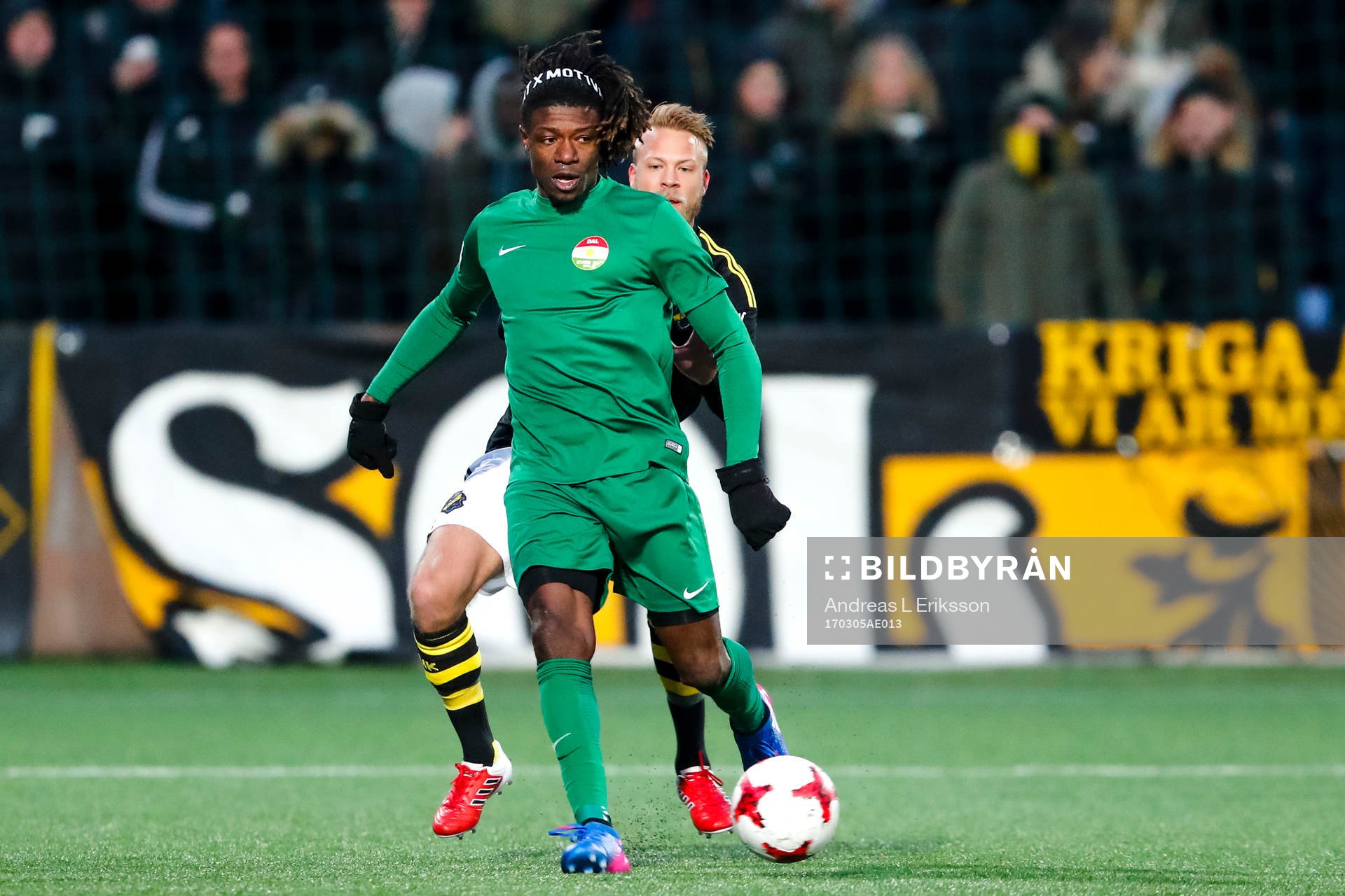 s Daniel Sundgren och Dalkurds Mohamed Bangura