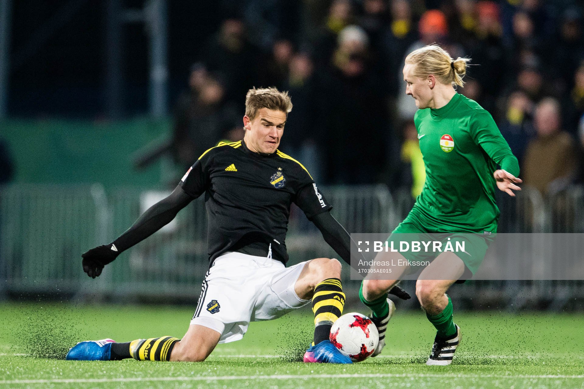 s Eero Markkanen i kamp om bollen med Dalkurds Henrik