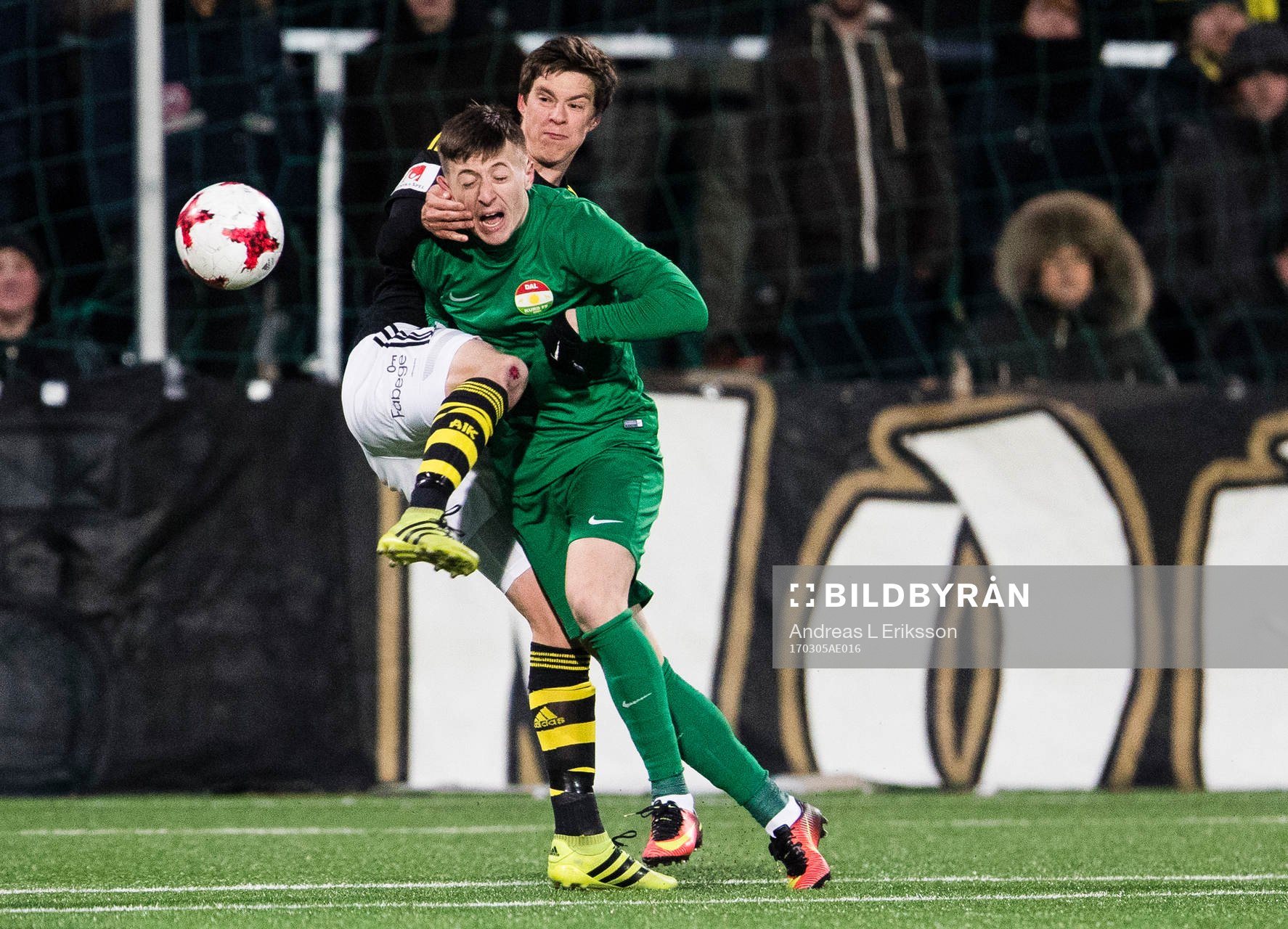 s Sauli Väisänen i kamp om bollen med Dalkurds Leonard