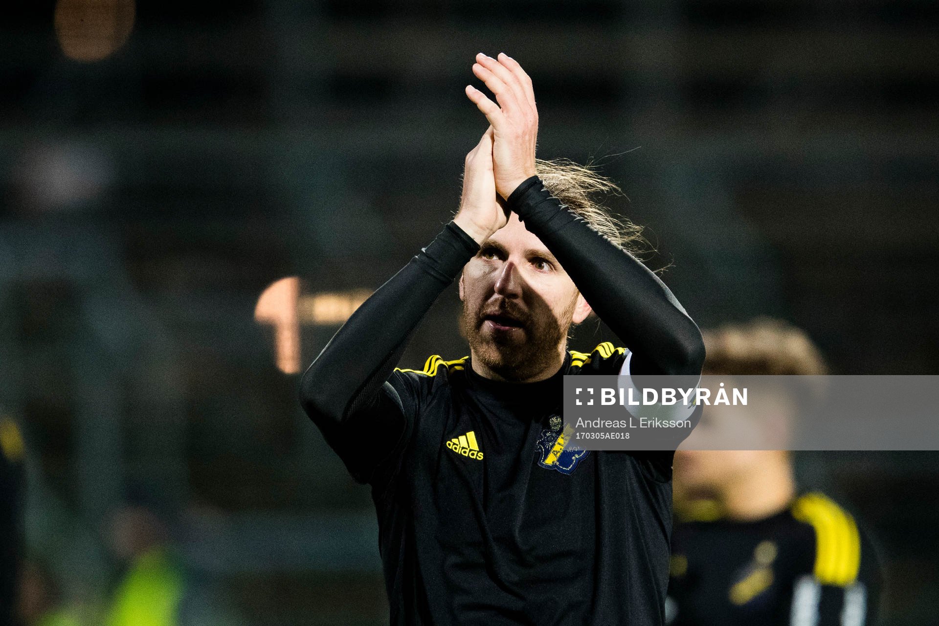 AIK:s Nils-Eric Johansson tackar publiken efter fotbollsmatchen i Svenska Cupen mellan AIK och Dalkurd den 5 mars 2017 i Stockholm. 