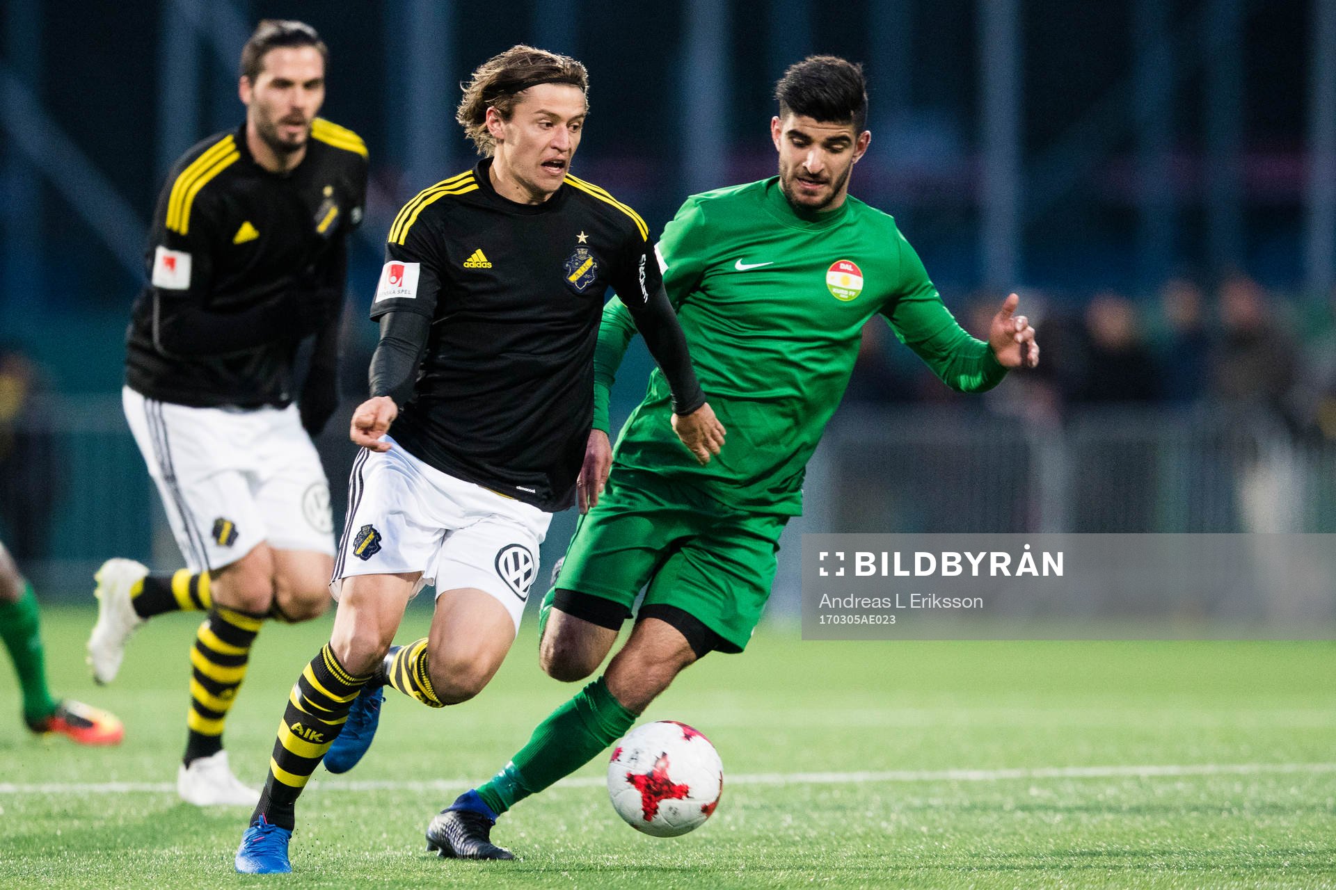 s Simon Thern i kamp om bollen med Dalkurds Rewan Amin