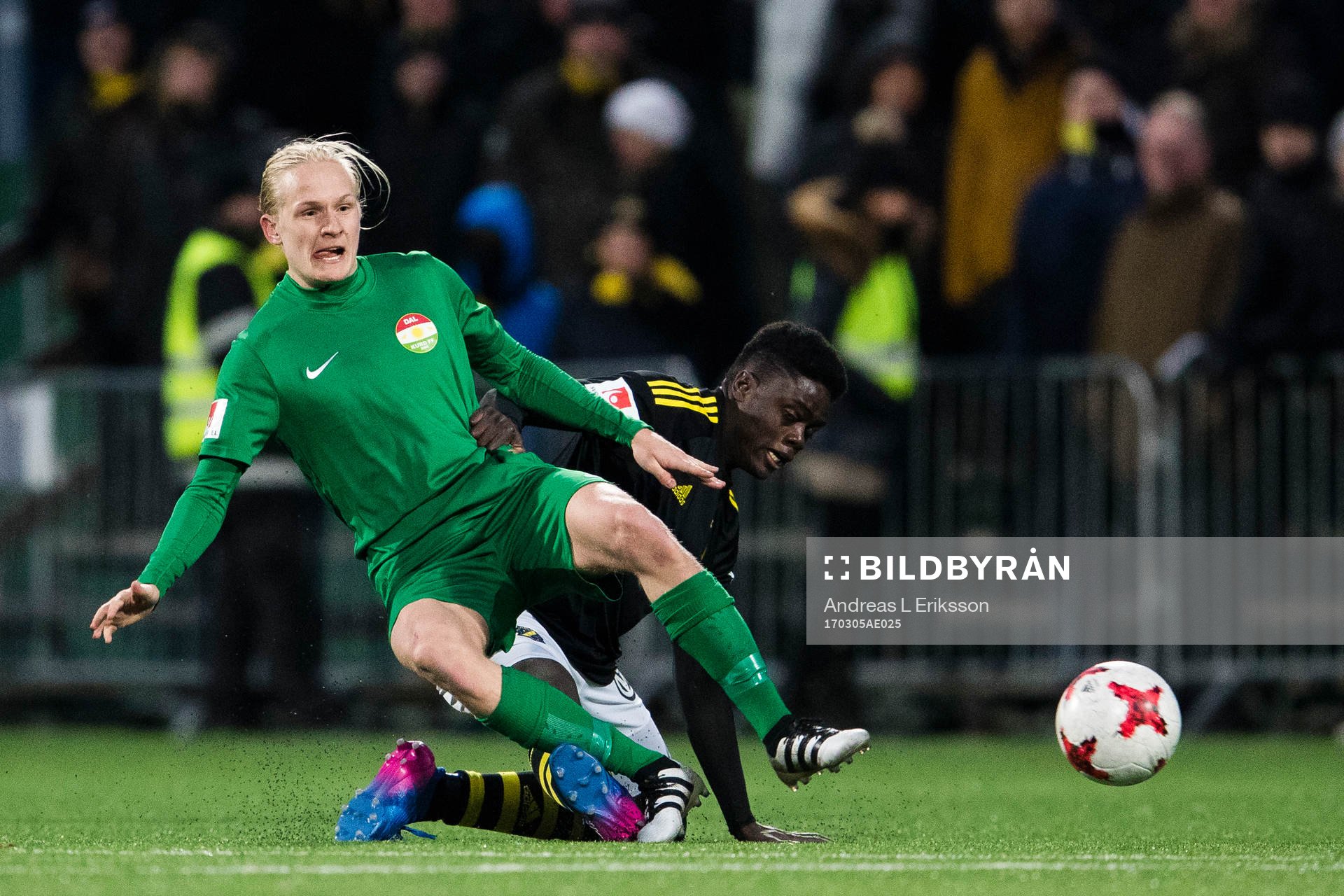 AIK:s Daniel Mushitu Mwinkeu i kamp om bollen med Dalkurds Henrik Löfkvist under fotbollsmatchen i Svenska Cupen mellan AIK och Dalkurd den 5 mars 2017 i Stockholm.