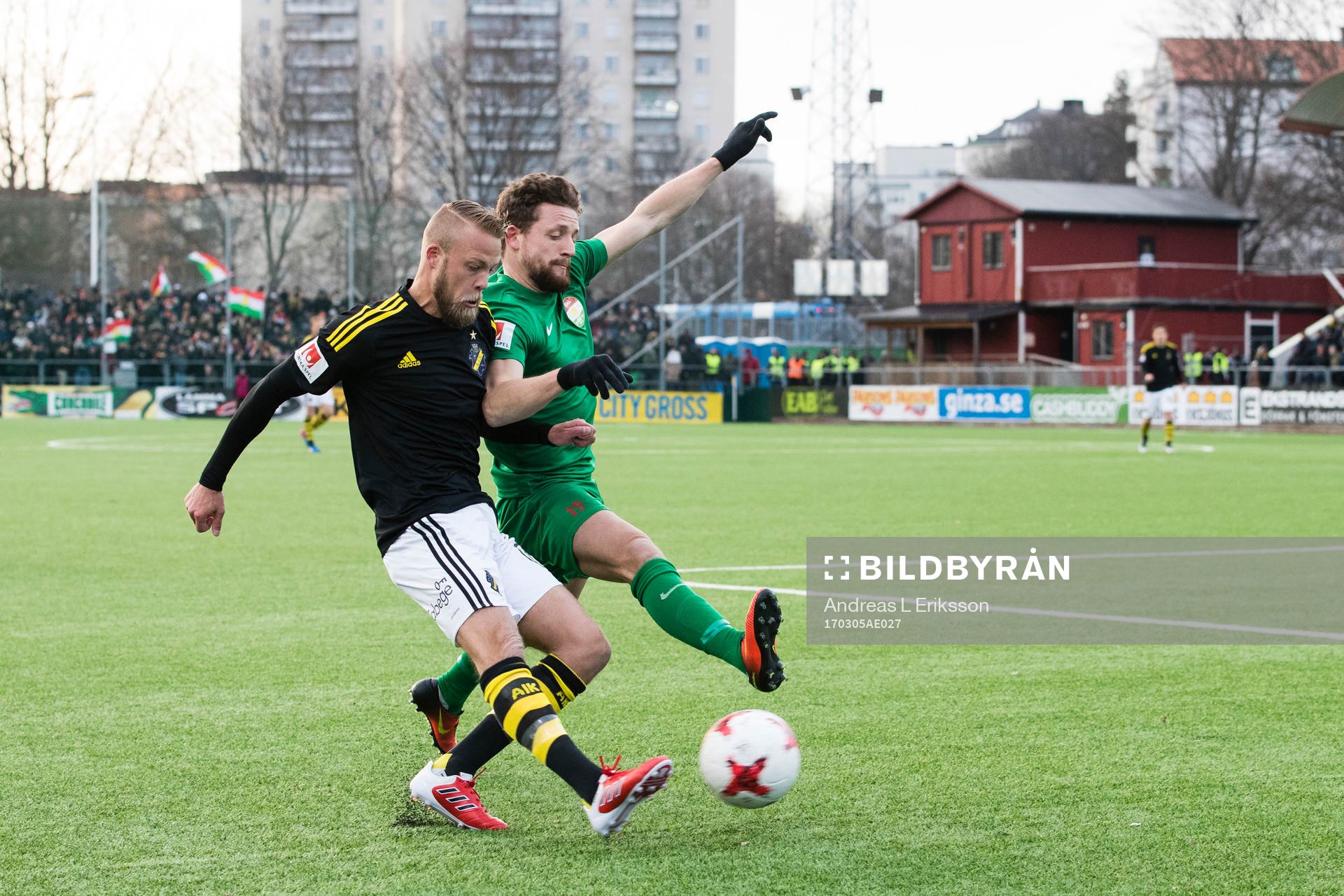 s Daniel Sundgren i kamp om bollen med Dalkurds Kujtim Bala