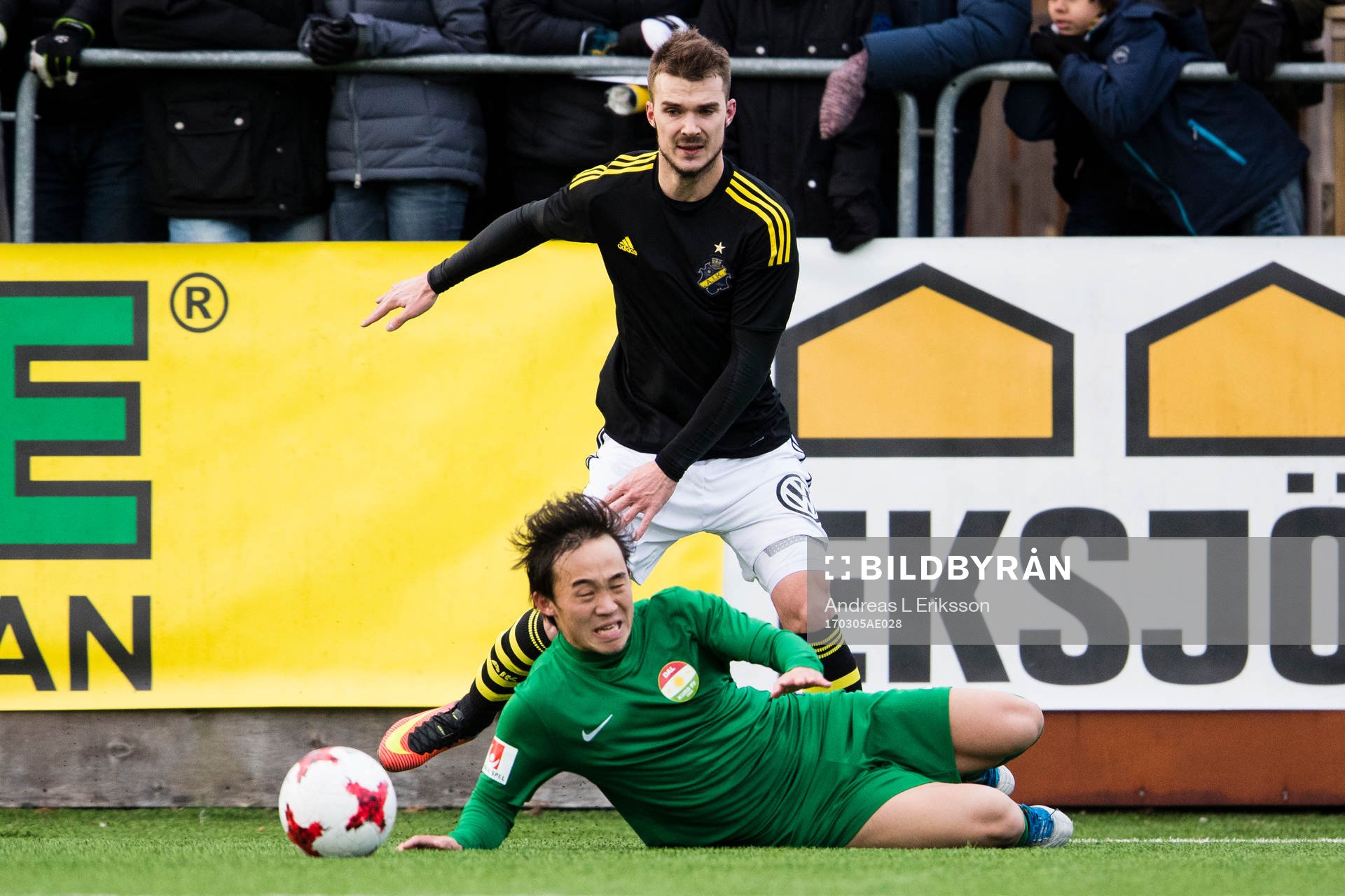 AIK:s Stipe Vrdoljak i kamp om bollen med Dalkurds Yukiya Sugita under fotbollsmatchen i Svenska Cupen mellan AIK och Dalkurd den 5 mars 2017 i Stockholm.