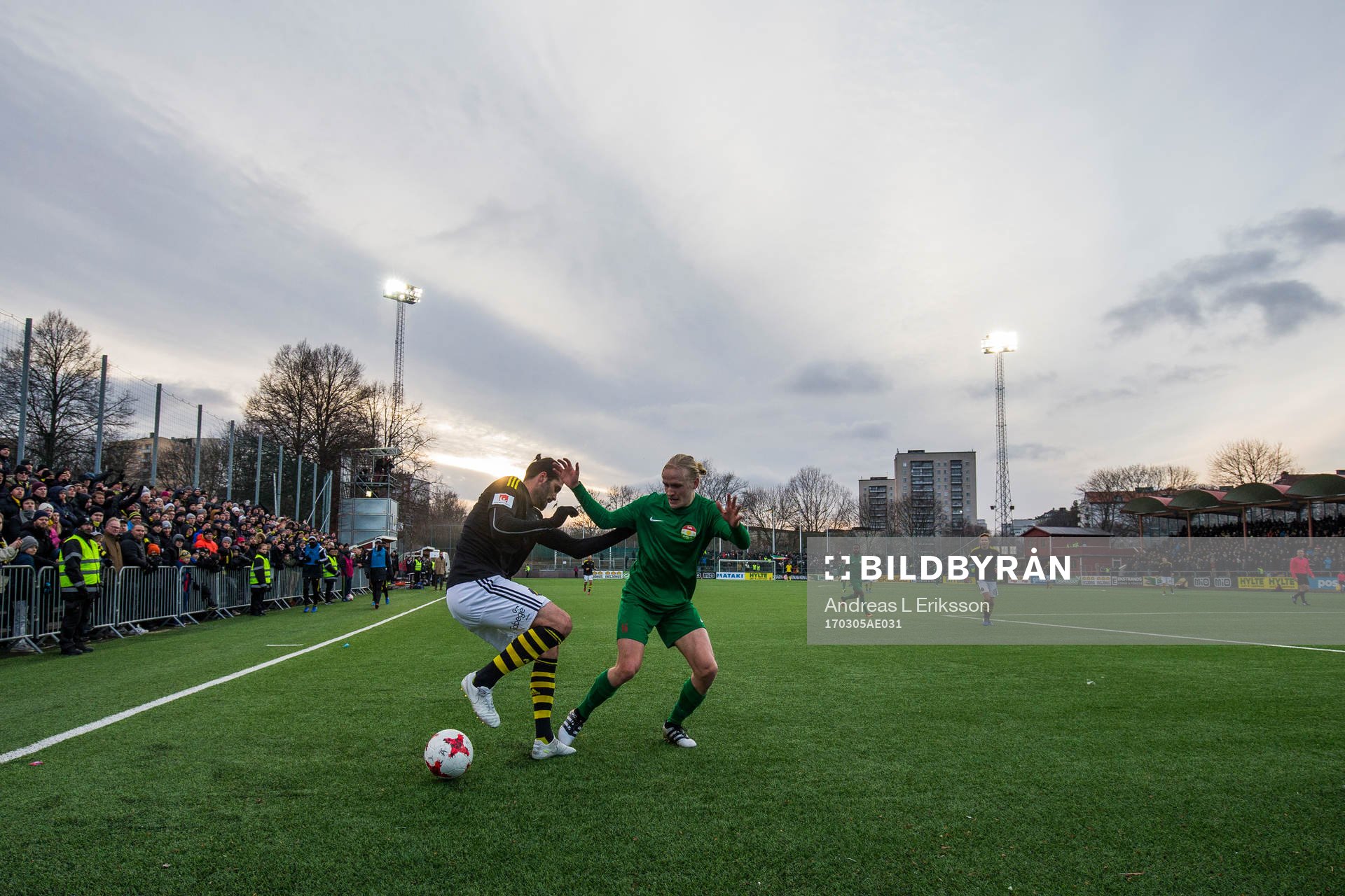 AIK:s Denni Avdic i kamp om bollen med Dalkurds Henrik Löfkvist under fotbollsmatchen i Svenska Cupen mellan AIK och Dalkurd den 5 mars 2017 i Stockholm. 