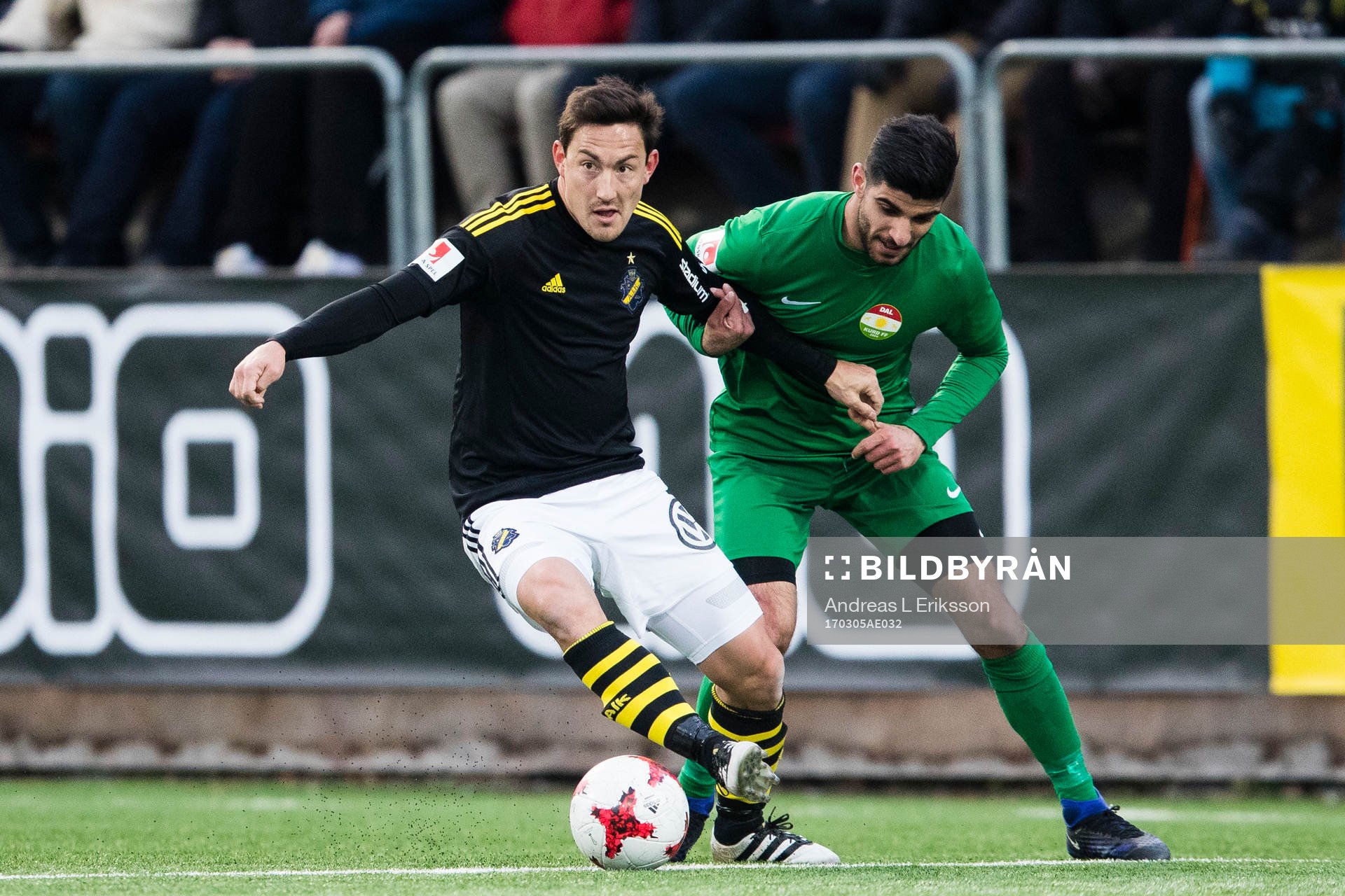 s Stefan Ishizaki i kamp om bollen med Dalkurds Rewan Amin