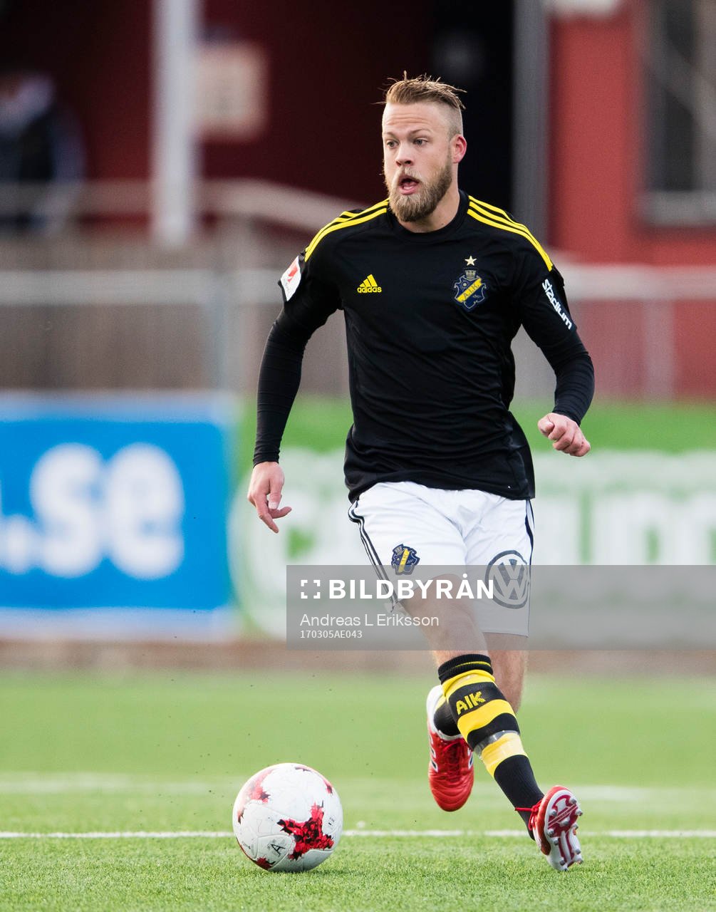 s Daniel Sundgren med bollen