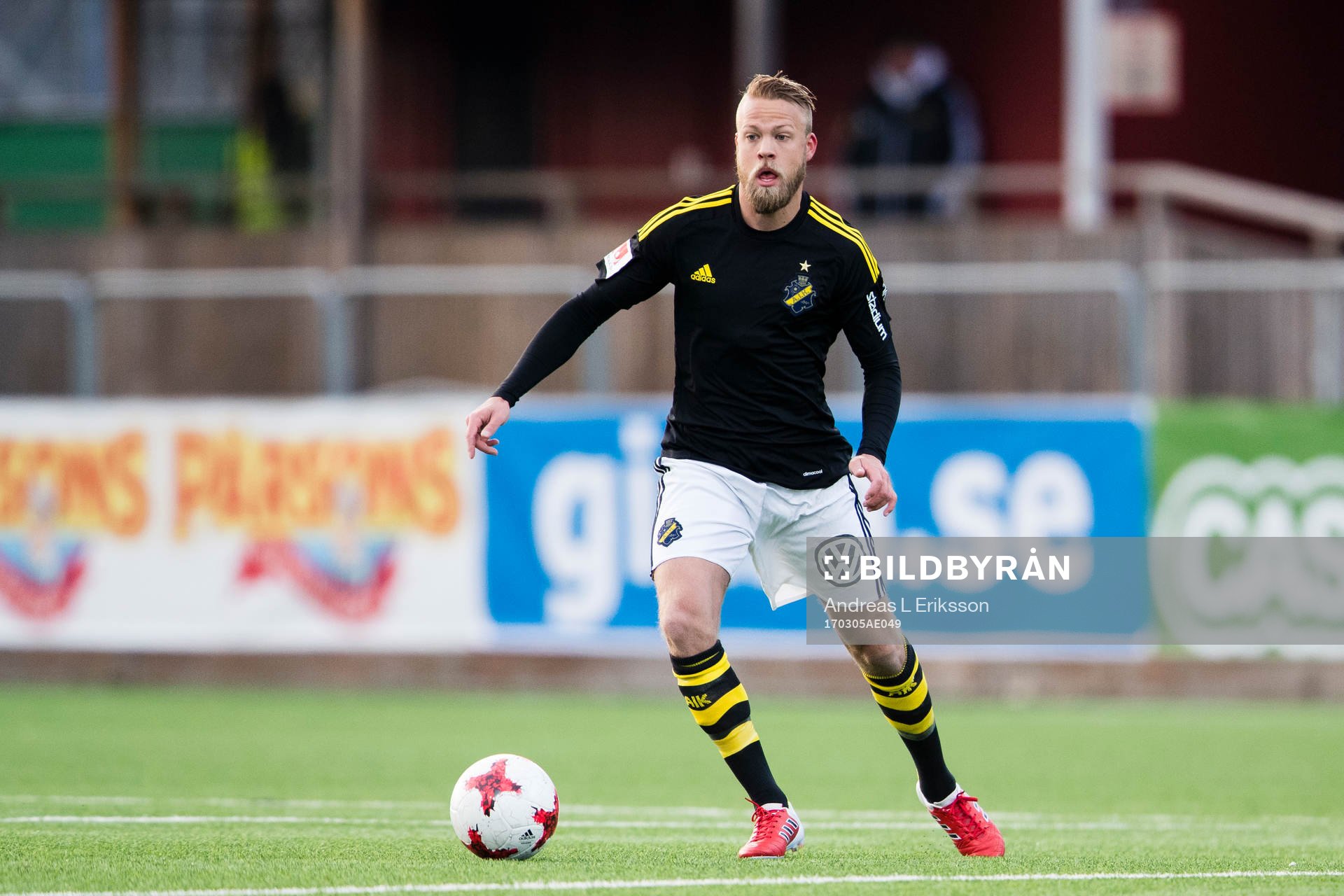 s Daniel Sundgren med bollen