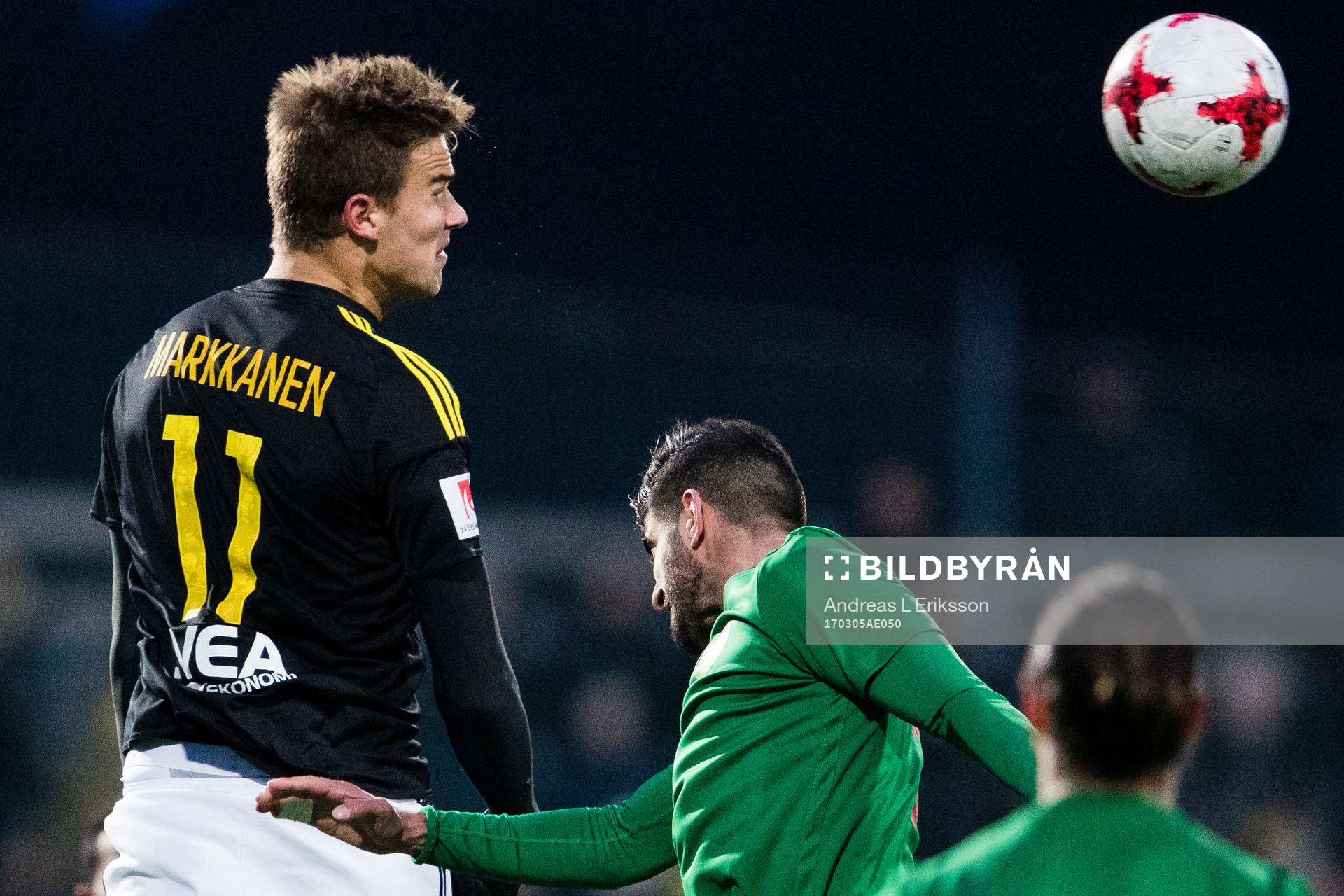 AIK:s Eero Markkanen i en nickduell under fotbollsmatchen i Svenska Cupen mellan AIK och Dalkurd den 5 mars 2017 i Stockholm. 